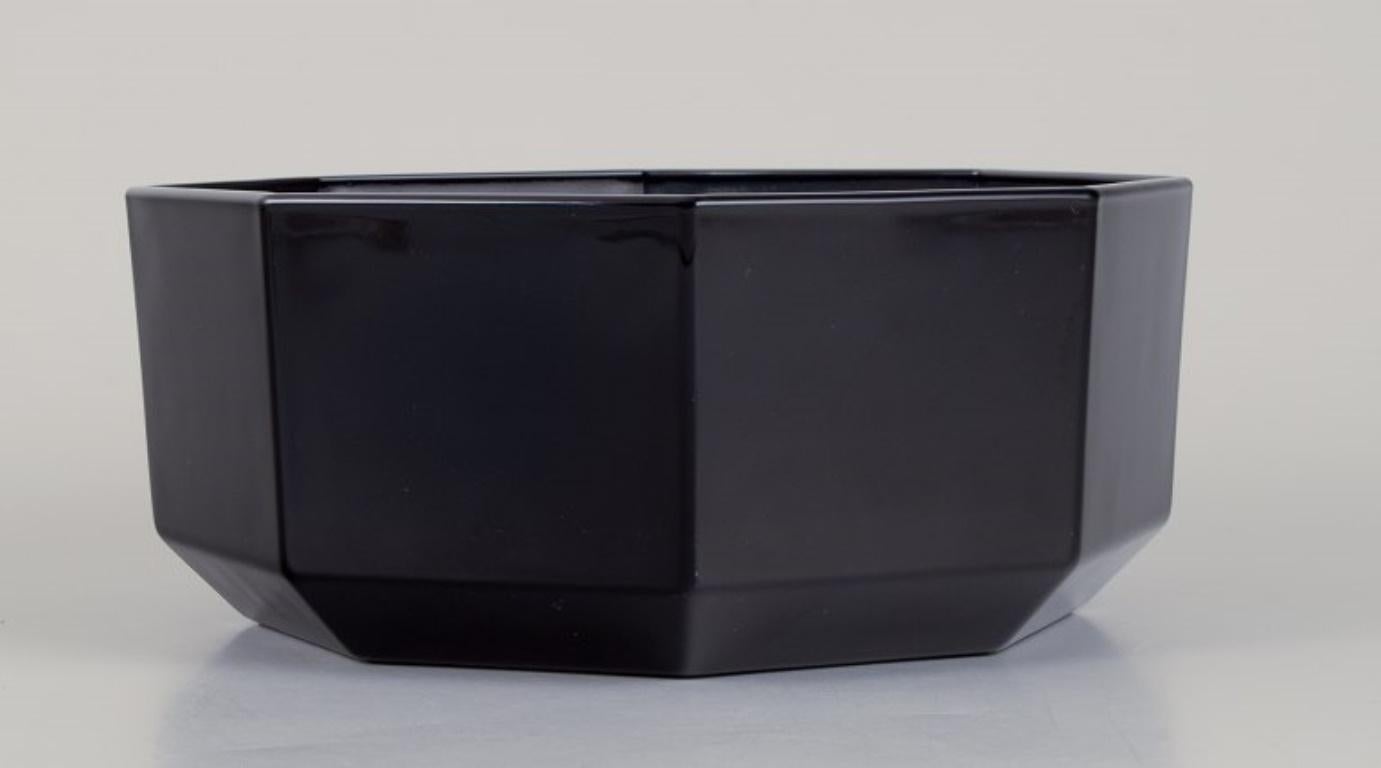 Arcoroc, France. Two octagonal bowls in black glass. 1970s/1980s. In Excellent Condition For Sale In Copenhagen, DK