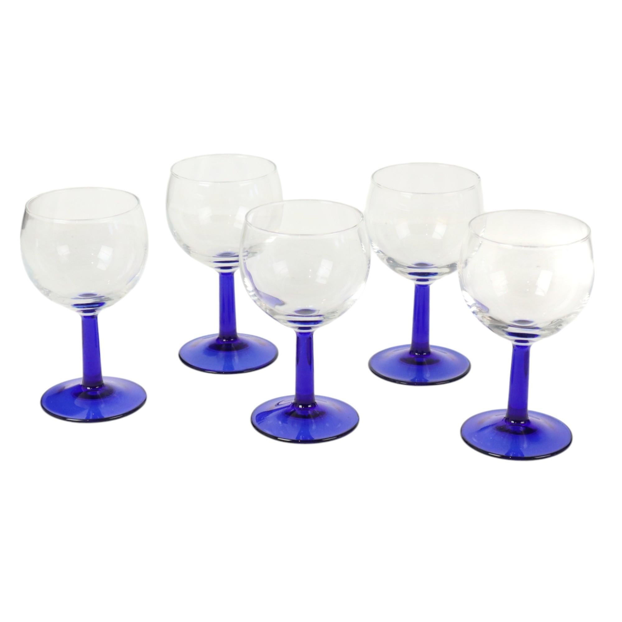 Nice set of 5 Arcoroc wine glasses with a cobalt blue base, made in France in the 80s, marked ARC France at the bottom.

Beautiful set of wine glasses with a striking blue base, unfortunately only 5 pieces available, these wine glasses are intended