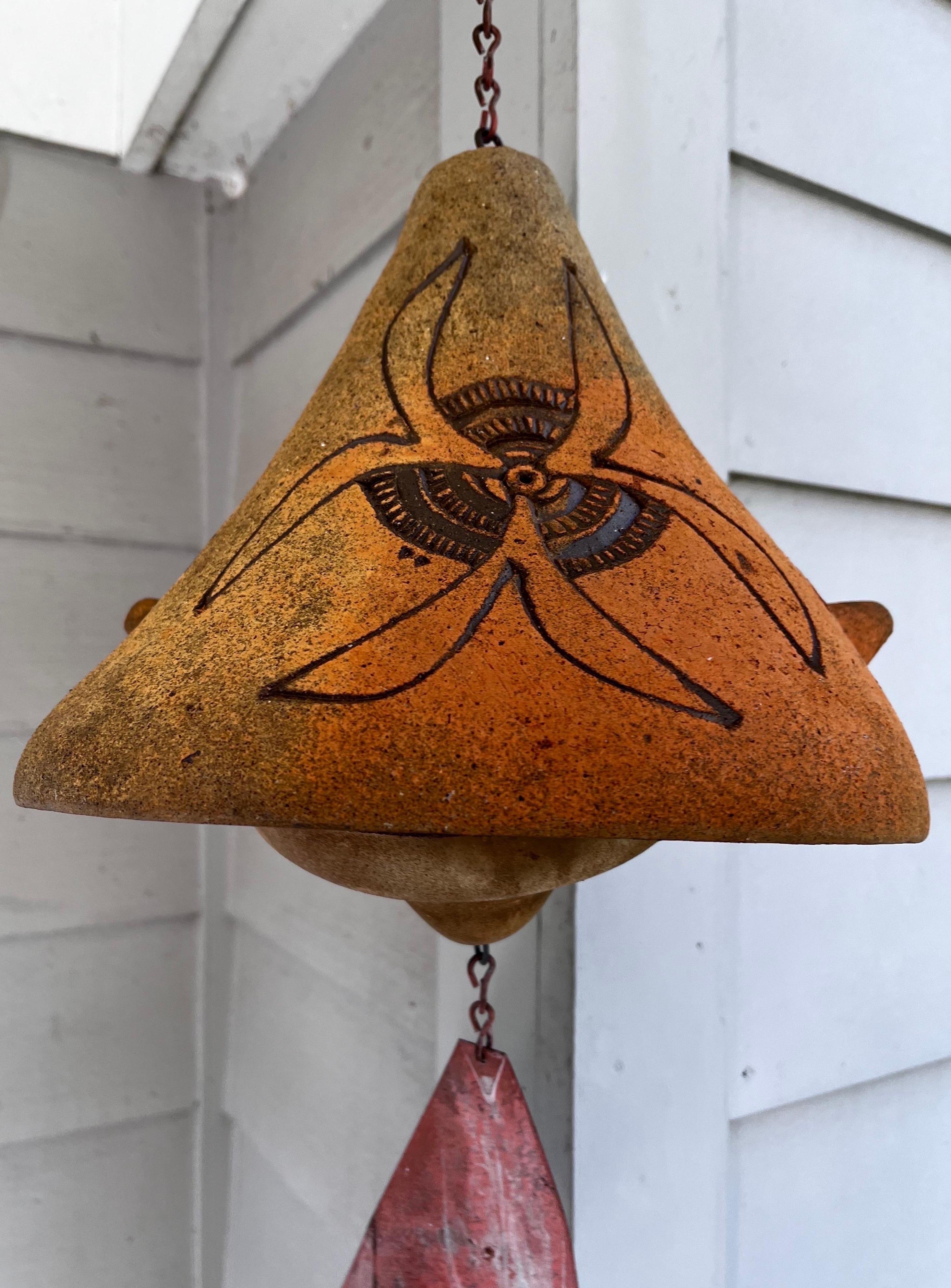 Cloche en terre cuite Arcosanti par Paolo Soleri  c. 1960

Cloche en argile avec des motifs abstraits incisés.
Clapet en argile et ailette en cuivre. 
Marque de cryptage Arcosanti. 

10