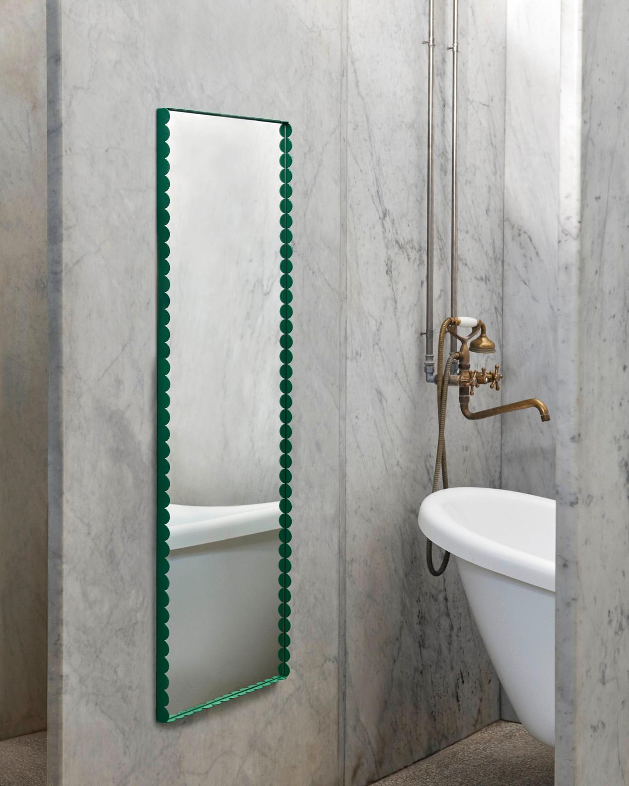 Conçu par le duo belge Muller Van Severen, Arcs Mirror est formé par une chaîne unifiée d'arcs verticaux qui enveloppent le miroir pour créer un bord festonné élégant. Fabriqué en acier inoxydable avec une finition miroir et en acier revêtu de