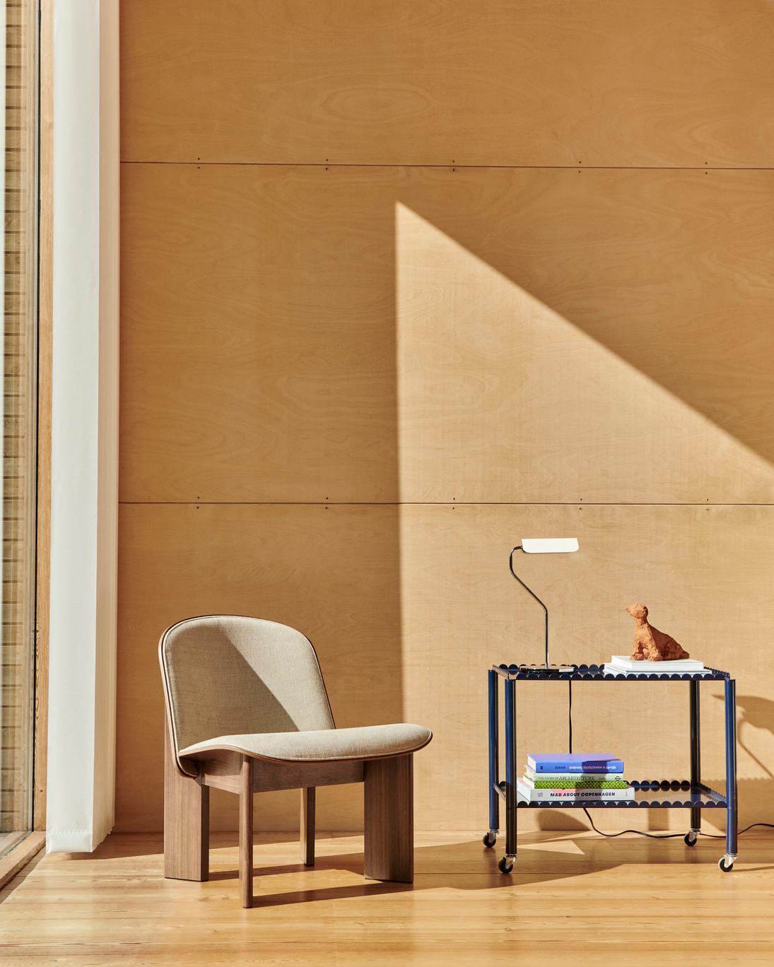 Diseñado por el dúo belga Muller Van Severen, Arcs Trolley es un carrito funcional y decorativo encerrado en una cadena unificada de arcos verticales. Pequeño mueble de fuerte presencia, el carrito combina técnicas industriales con líneas poéticas