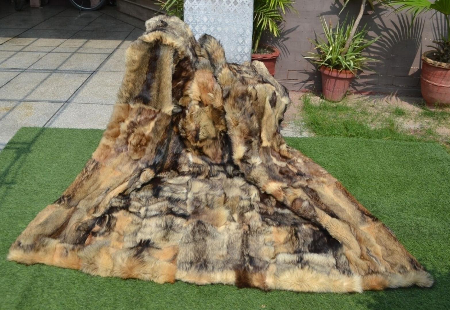 Arctic Coyote King Size Blanket  In New Condition For Sale In Hudson, NY