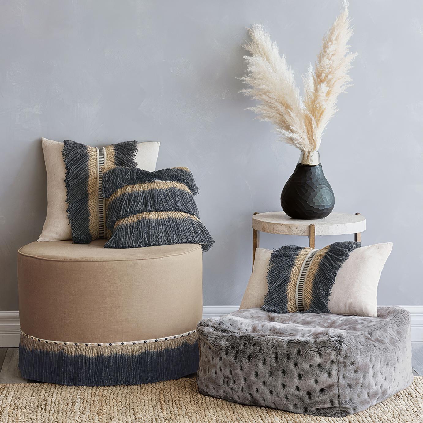 Rembourré en fausse fourrure ultra-douce à poils épais avec un motif Arctic Lynx distinctif, ce pouf ajoute une touche audacieuse et sophistiquée à n'importe quel espace de vie. La texture pelucheuse offre une retraite accueillante, parfaite pour