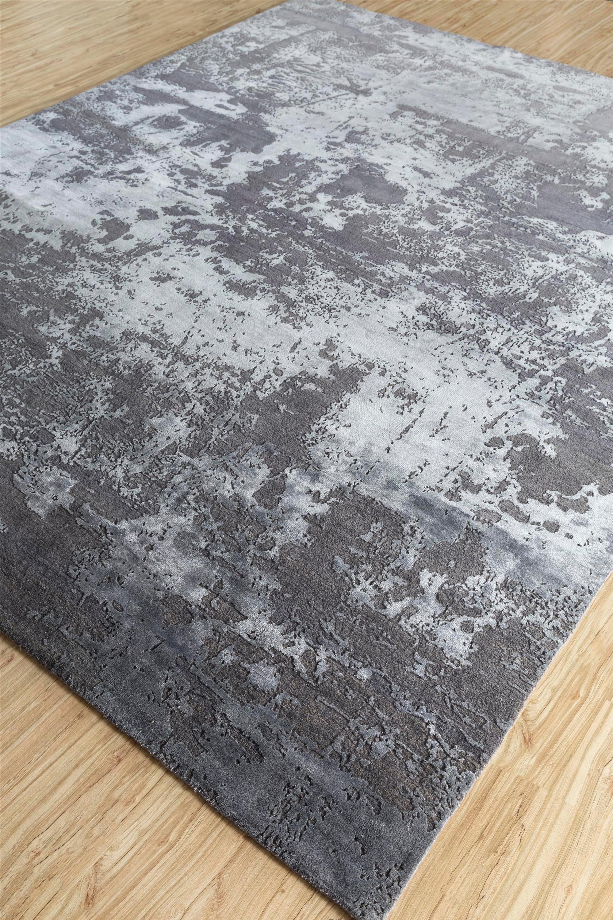 Immerse yourself in the captivating interplay of design and color with this beautiful hand-knotted rug by Jaipur Rugs from their collection Project Error by Kavi. Handknotted from a luxurious blend of wool and bamboo silk, this modern rug