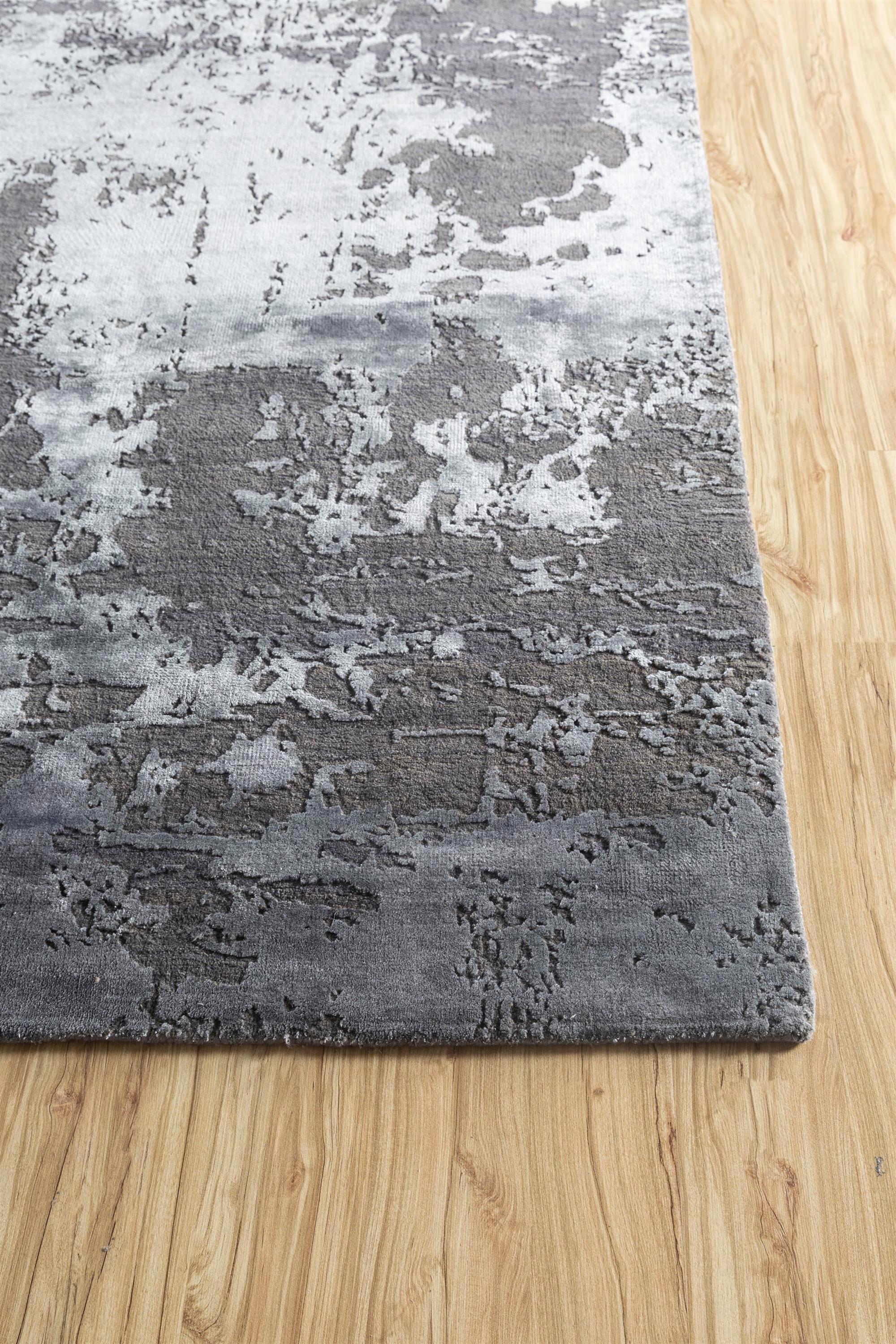 Moderno Tappeto Arctic Noir Frost Gray Liquorice annodato a mano in vendita