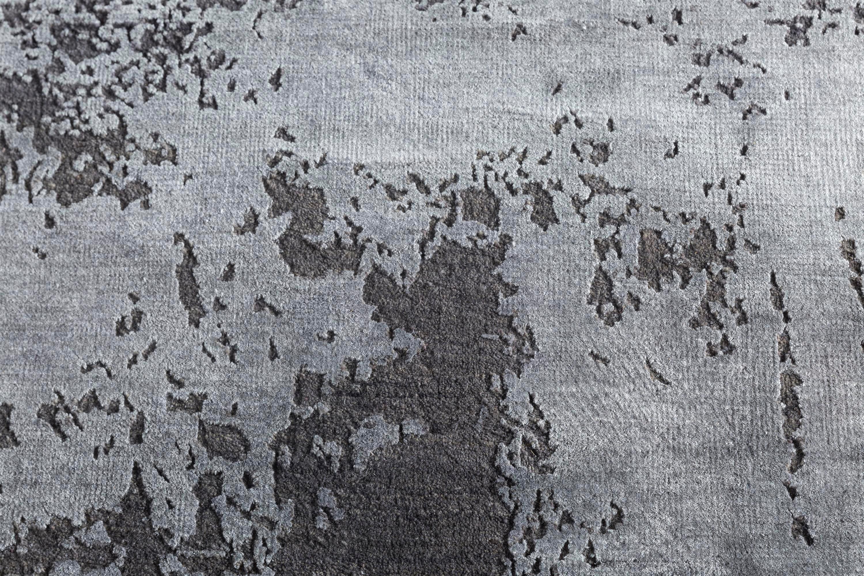Arctic Noir Frost Gray Lakritz Handgeknüpfter Teppich (Indisch) im Angebot