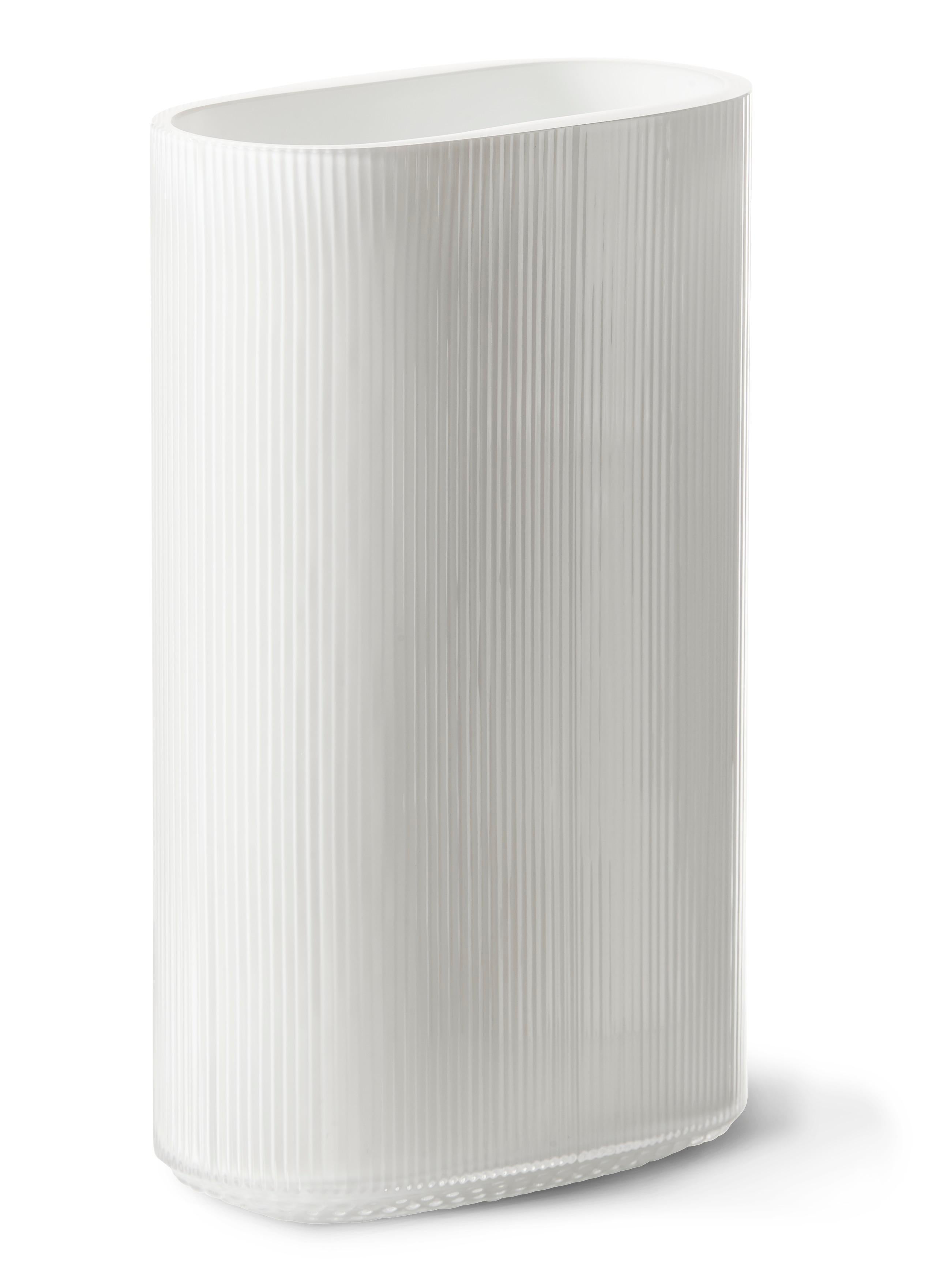 Magnifique vase ovale en verre opalin opaque soufflé à la bouche. Le vase arctique a été conçu à l'origine dans les années 1960 par le célèbre artiste verrier et orfèvre suédois Gunnar Cyrén et est maintenant fabriqué pour la première fois par Warm