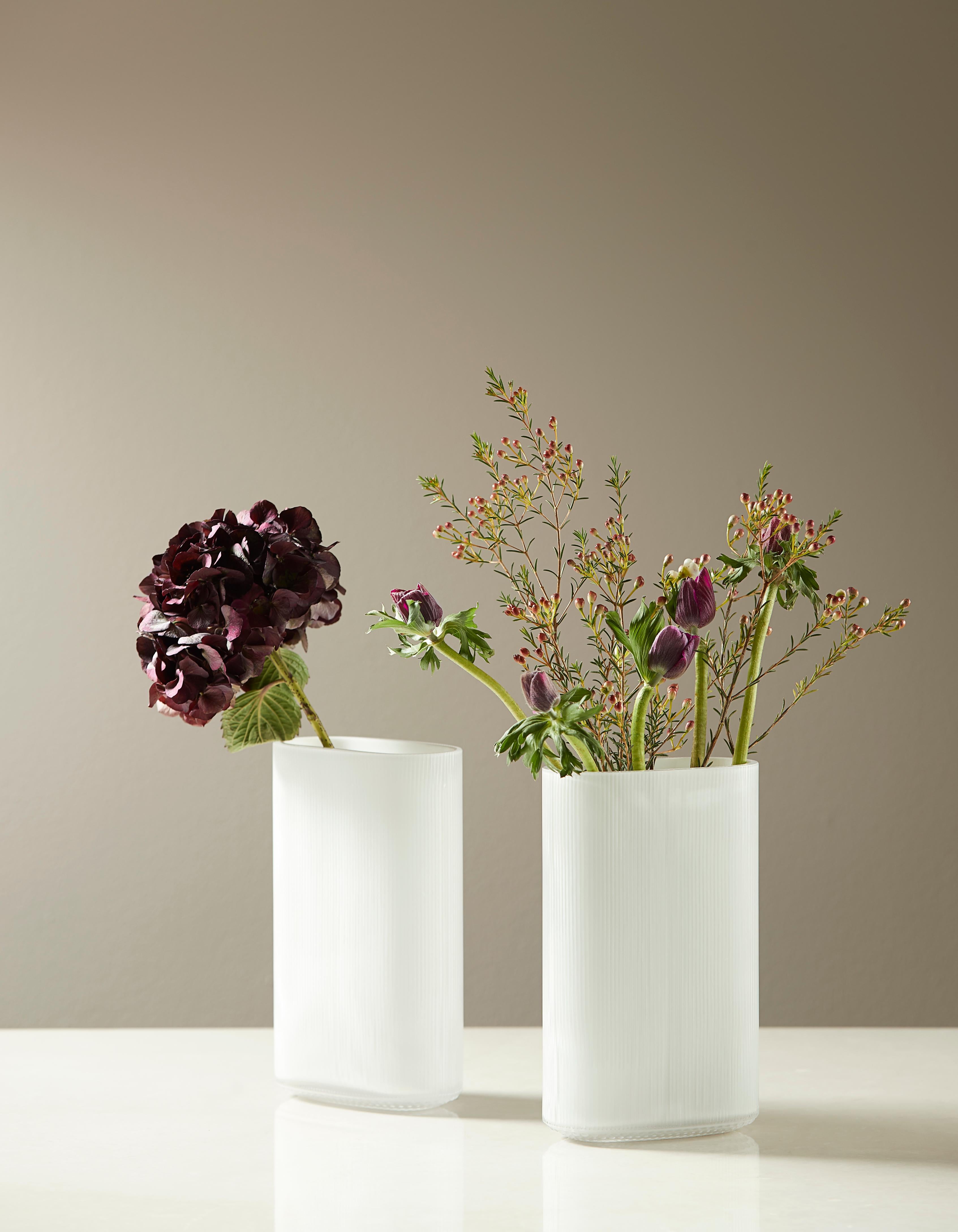 Vase aus mundgeblasenem arktischem Opalglas von Gunnar Cyrén für Warm Nordic (Skandinavische Moderne) im Angebot
