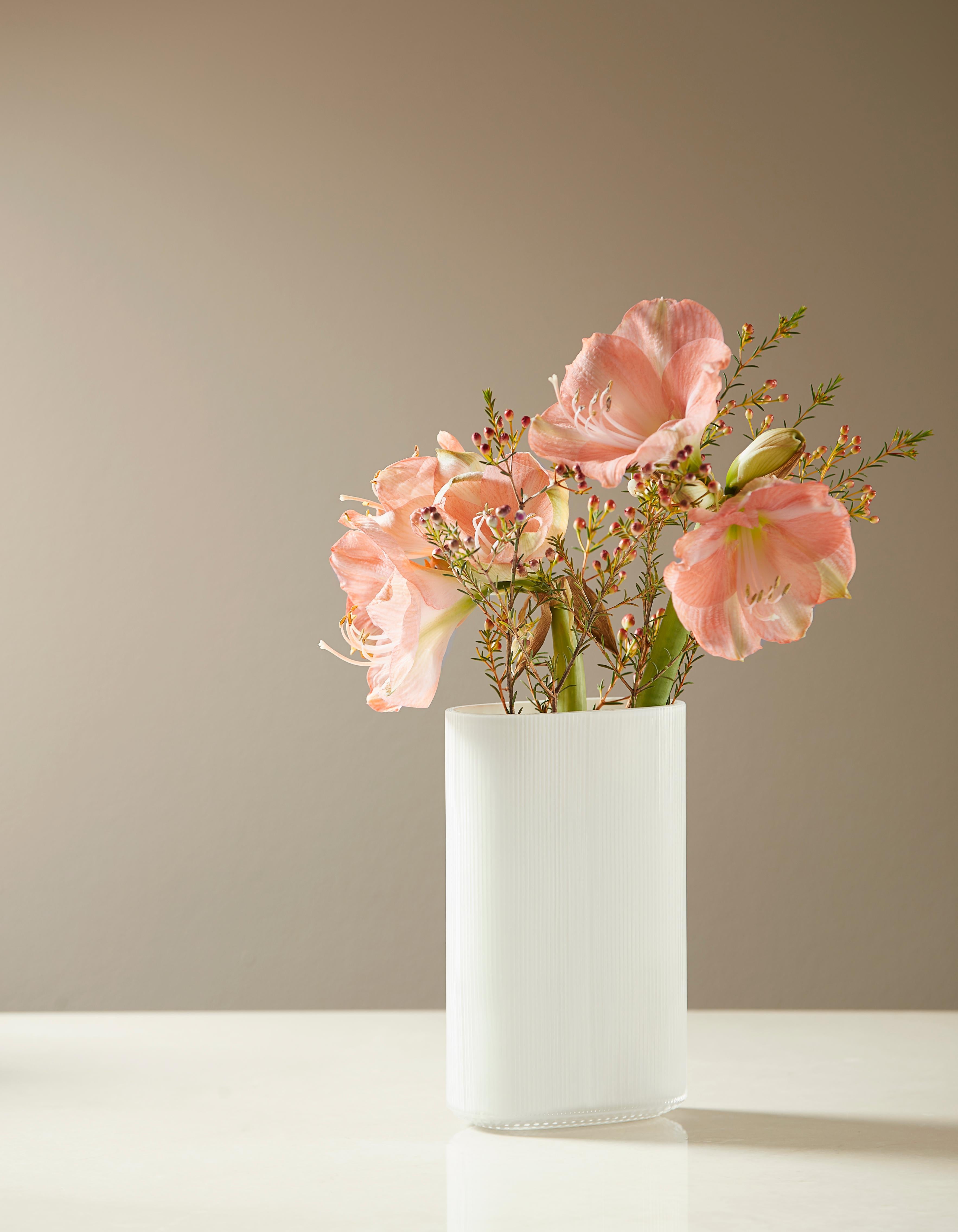 Vase aus mundgeblasenem arktischem Opalglas von Gunnar Cyrén für Warm Nordic (Chinesisch) im Angebot