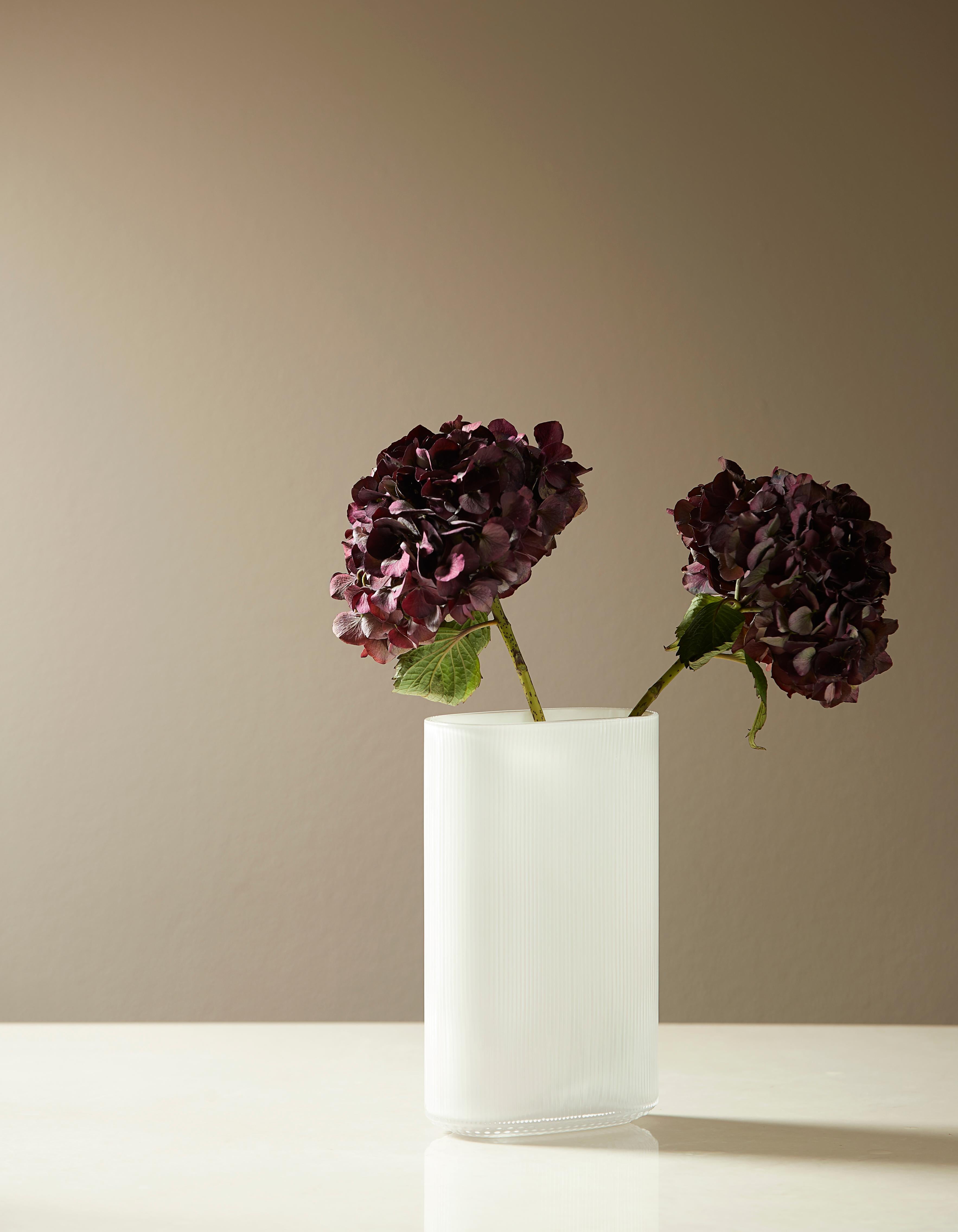 Vase aus mundgeblasenem arktischem Opalglas von Gunnar Cyrén für Warm Nordic (Handgefertigt) im Angebot