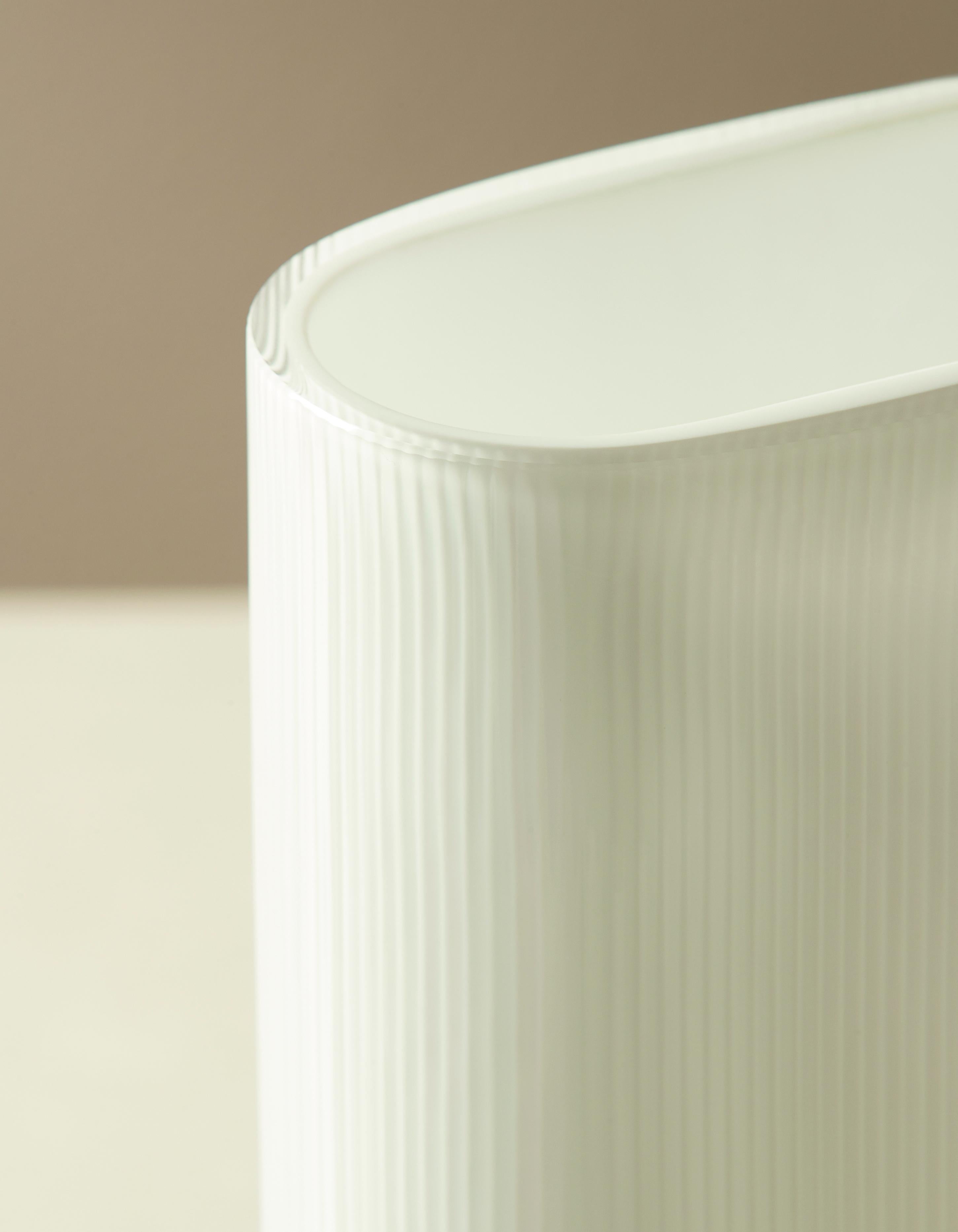 Vase aus mundgeblasenem arktischem Opalglas von Gunnar Cyrén für Warm Nordic im Zustand „Neu“ im Angebot in Viby J, DK