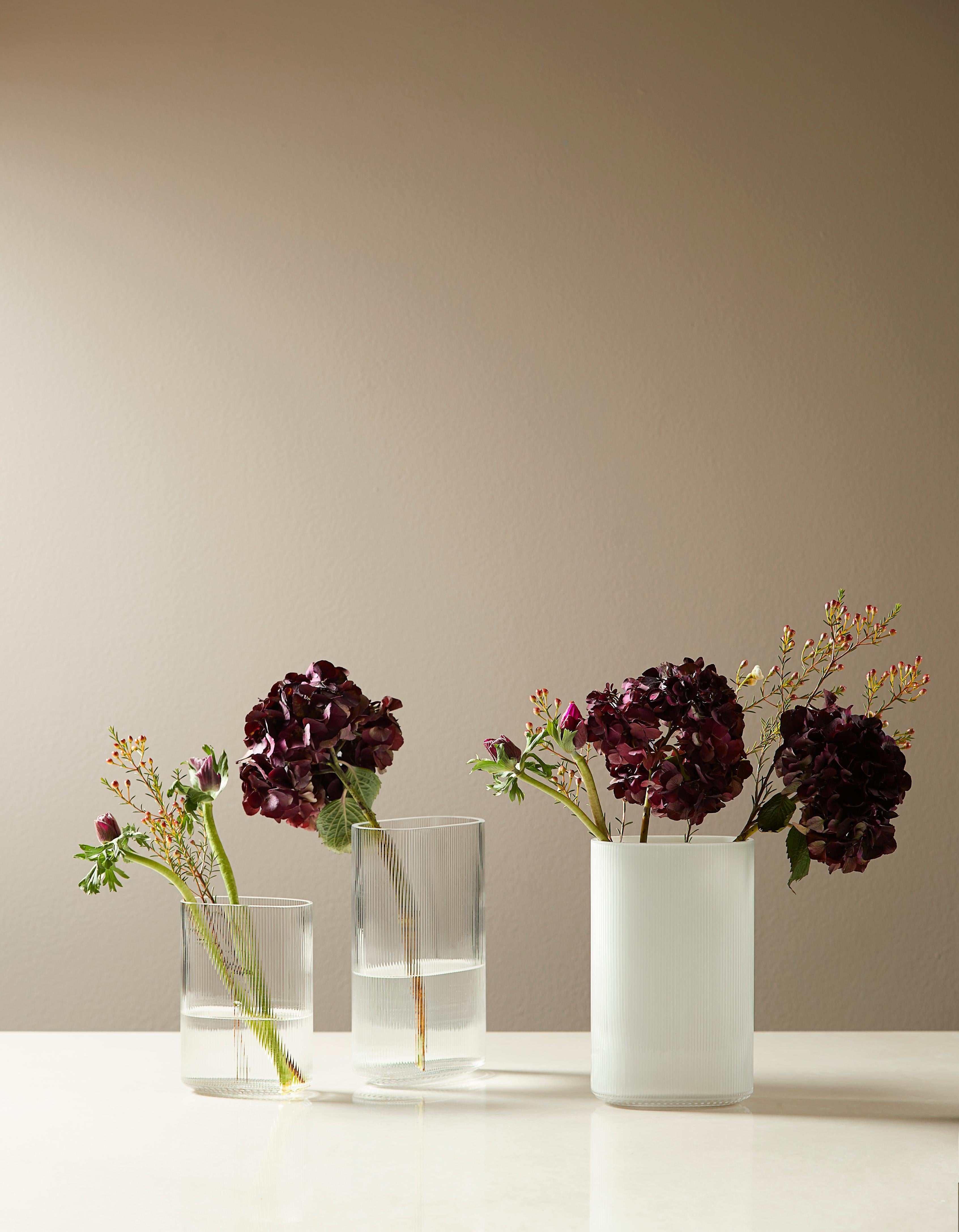 Vase aus mundgeblasenem arktischem Opalglas von Gunnar Cyrén für Warm Nordic (Geblasenes Glas) im Angebot