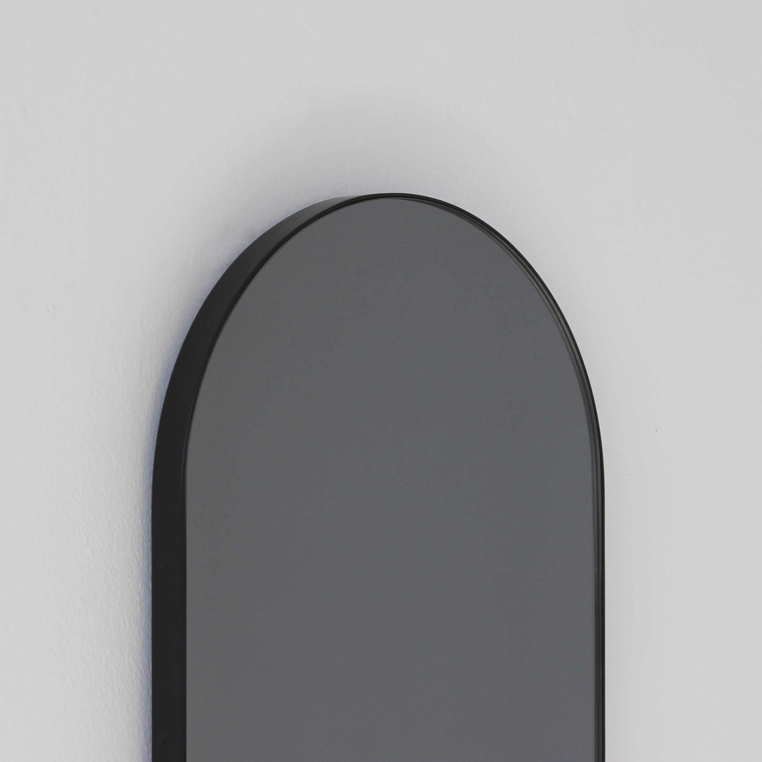 Aluminium Miroir contemporain noir en forme d'arc Arcus avec cadre noir, XL en vente