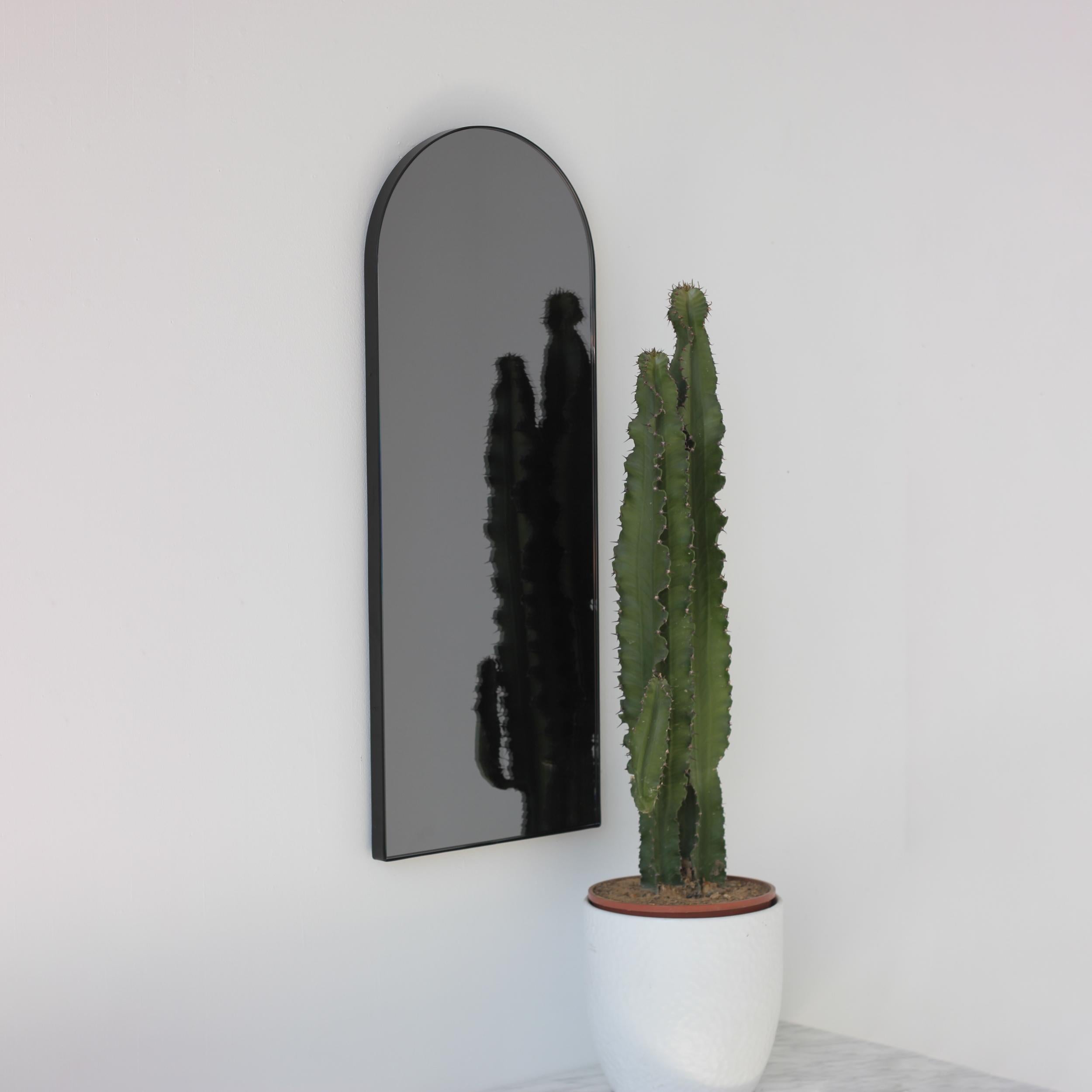 Arcus Arch shaped Black Tinted Art Deco Mirror mit schwarzem Rahmen, Small (Spiegel) im Angebot