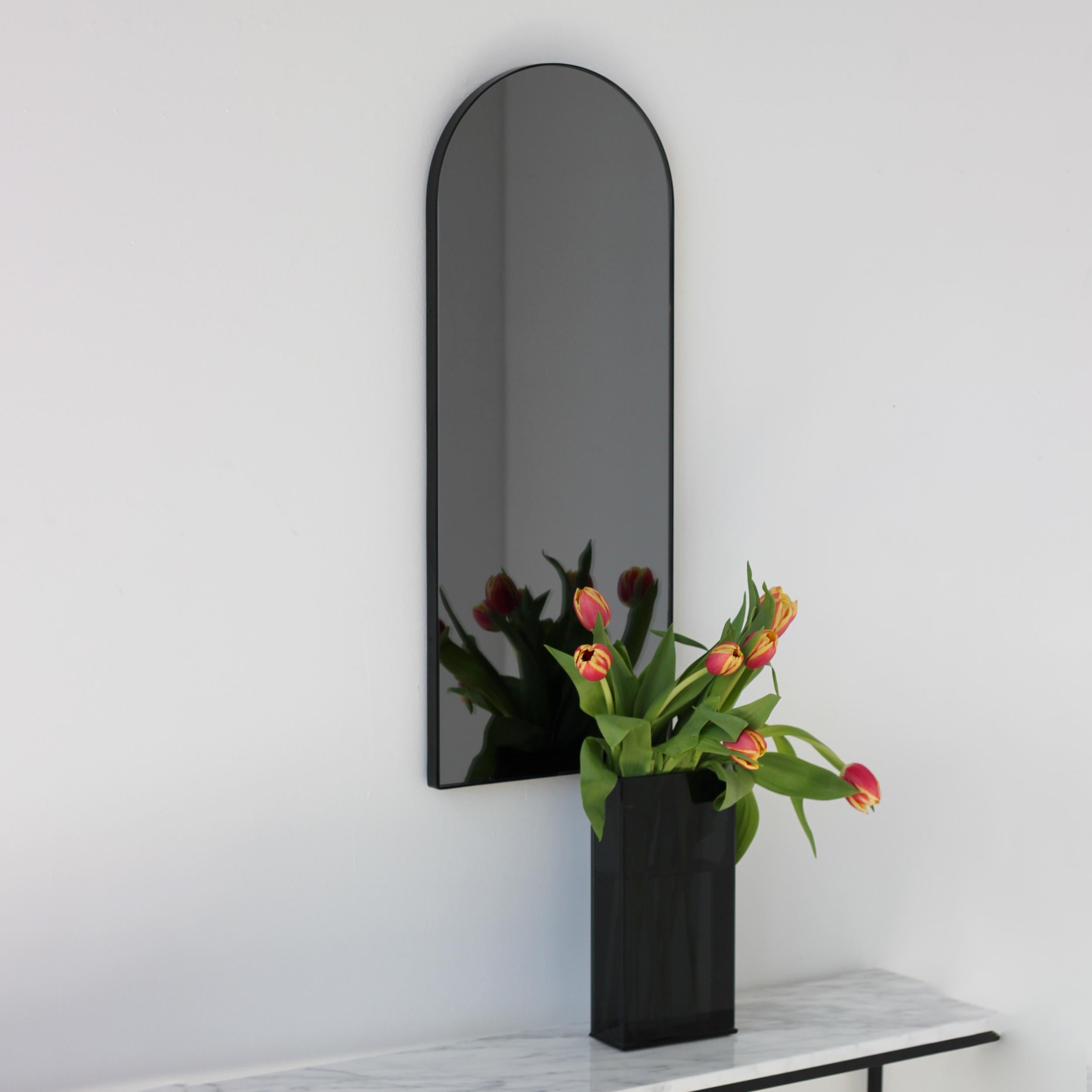 Arcus Arch shaped Black Tinted Art Deco Mirror mit schwarzem Rahmen, Small im Angebot 1