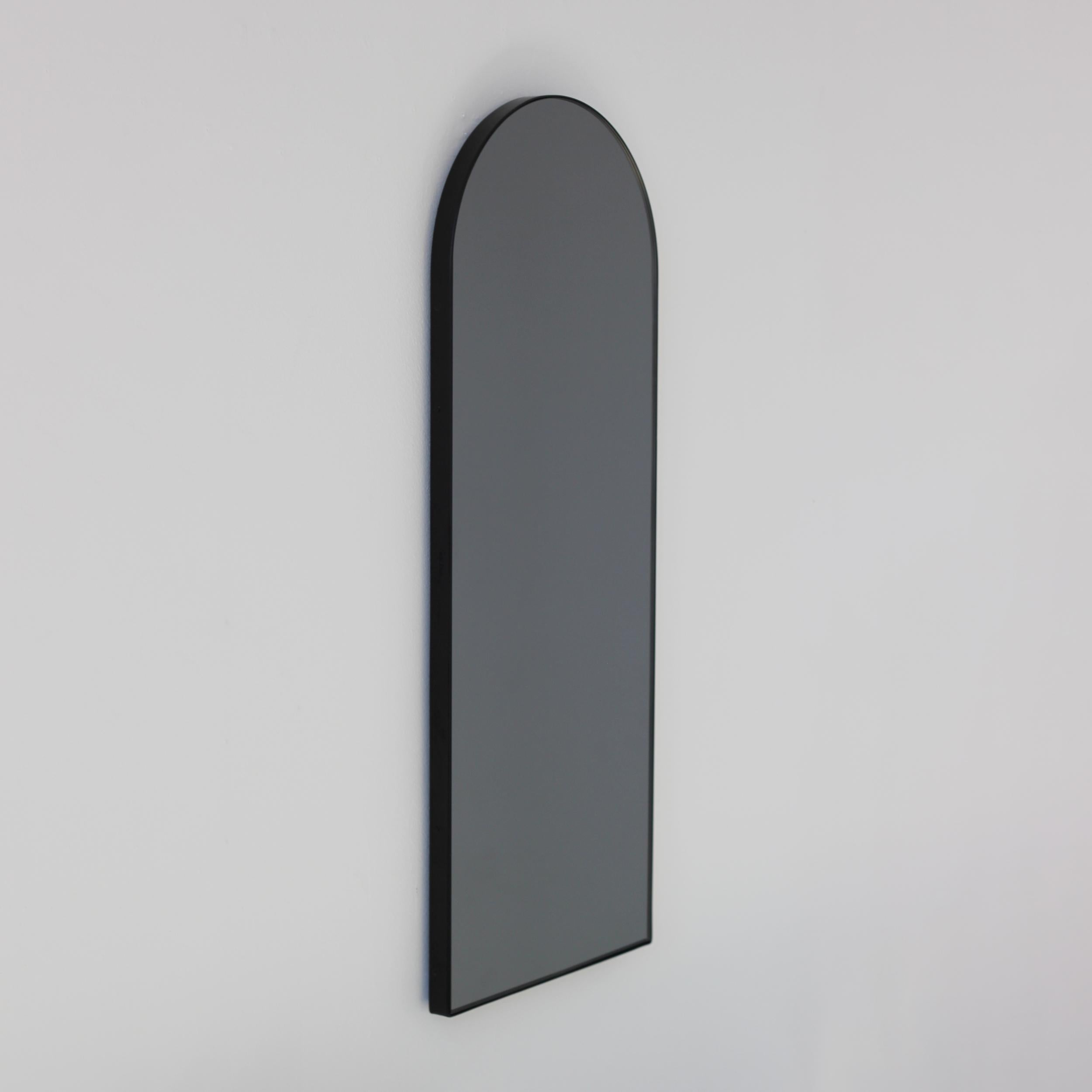 Arcus Arch shaped Black Tinted Art Deco Mirror mit schwarzem Rahmen, Small (Pulverbeschichtet) im Angebot