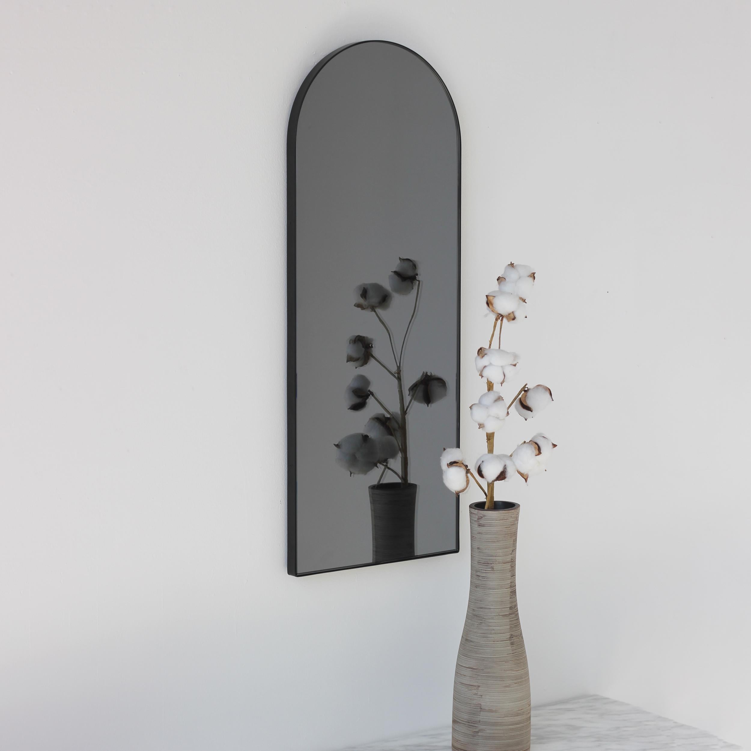 Britannique Miroir contemporain teinté noir en forme d'arc Arcus avec un cadre noir, moyen en vente