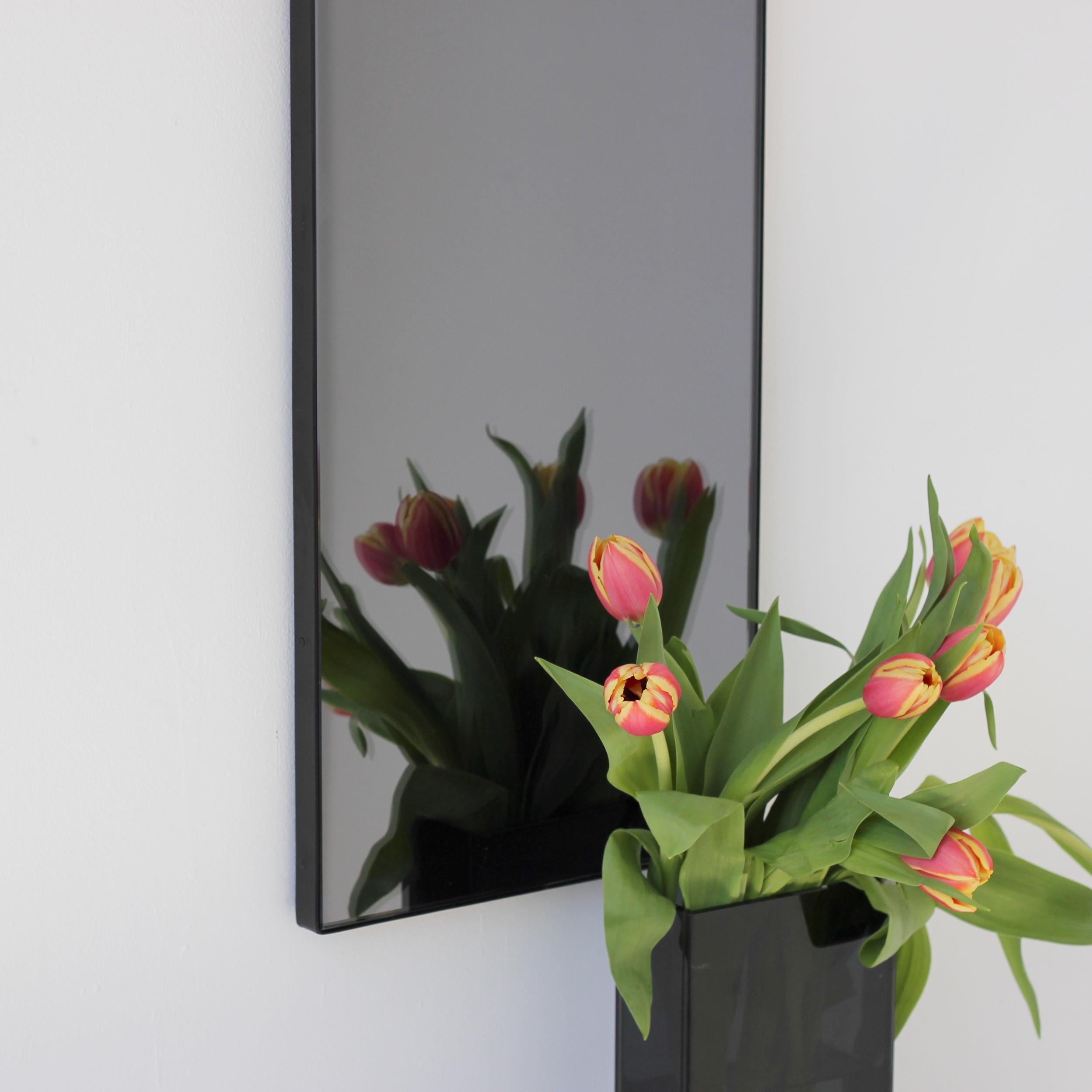 Poudré Miroir contemporain teinté noir en forme d'arc Arcus avec un cadre noir, moyen en vente