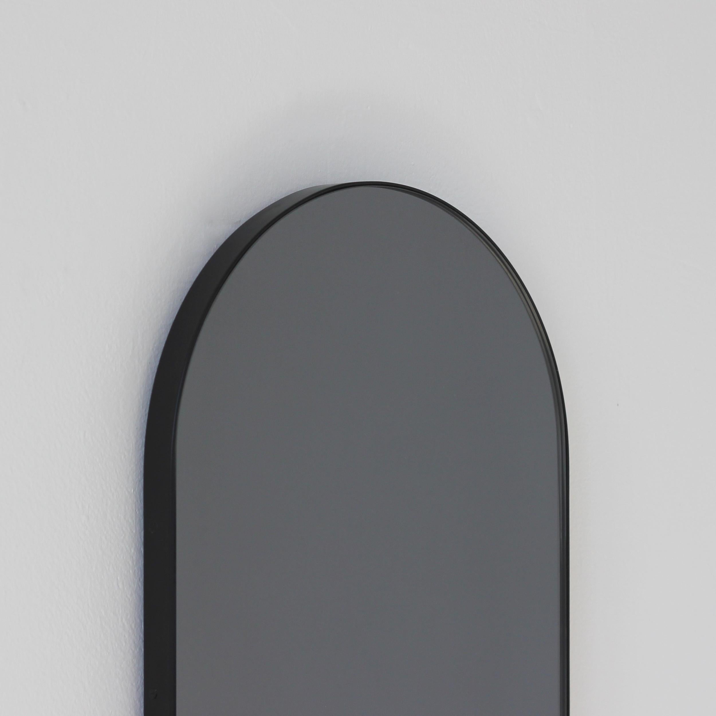 Organique Arcus Arch shaped Black Tinted Modern Wall Mirror with a Black Frame, Large (Miroir mural en forme d'arche, teinté en noir, avec un cadre noir) en vente