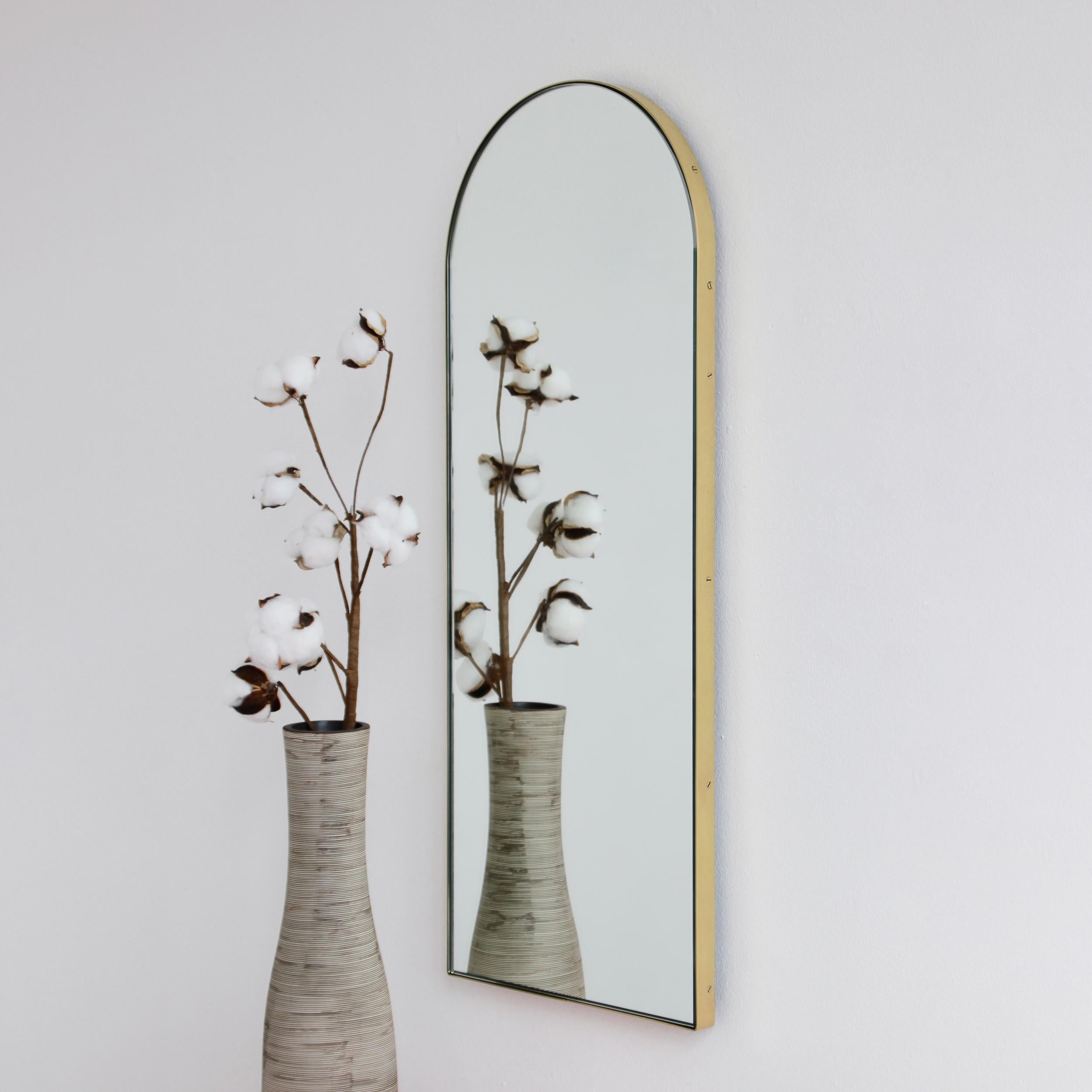 Wunderschöner bogenförmiger Spiegel mit einem eleganten Rahmen aus gebürstetem Messing. Entworfen und handgefertigt in London, UK.

Die mittelgroßen, großen und extragroßen Spiegel (37 cm x 56 cm, 46 cm x 71 cm und 48 cm x 97 cm) sind mit einem