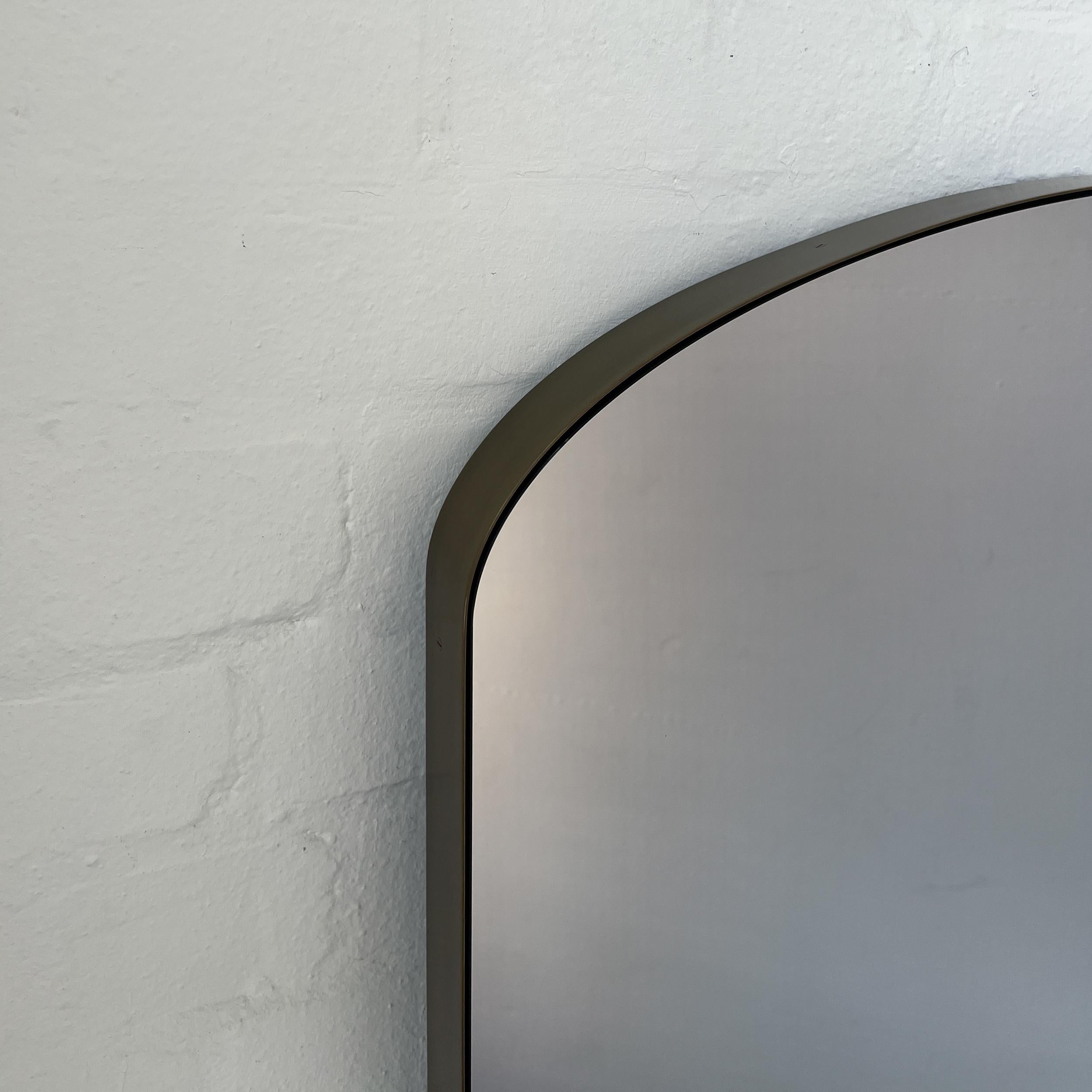 Specchio Arcus a forma di arco con cornice in ottone patinato e tinta in bronzo in vendita 2