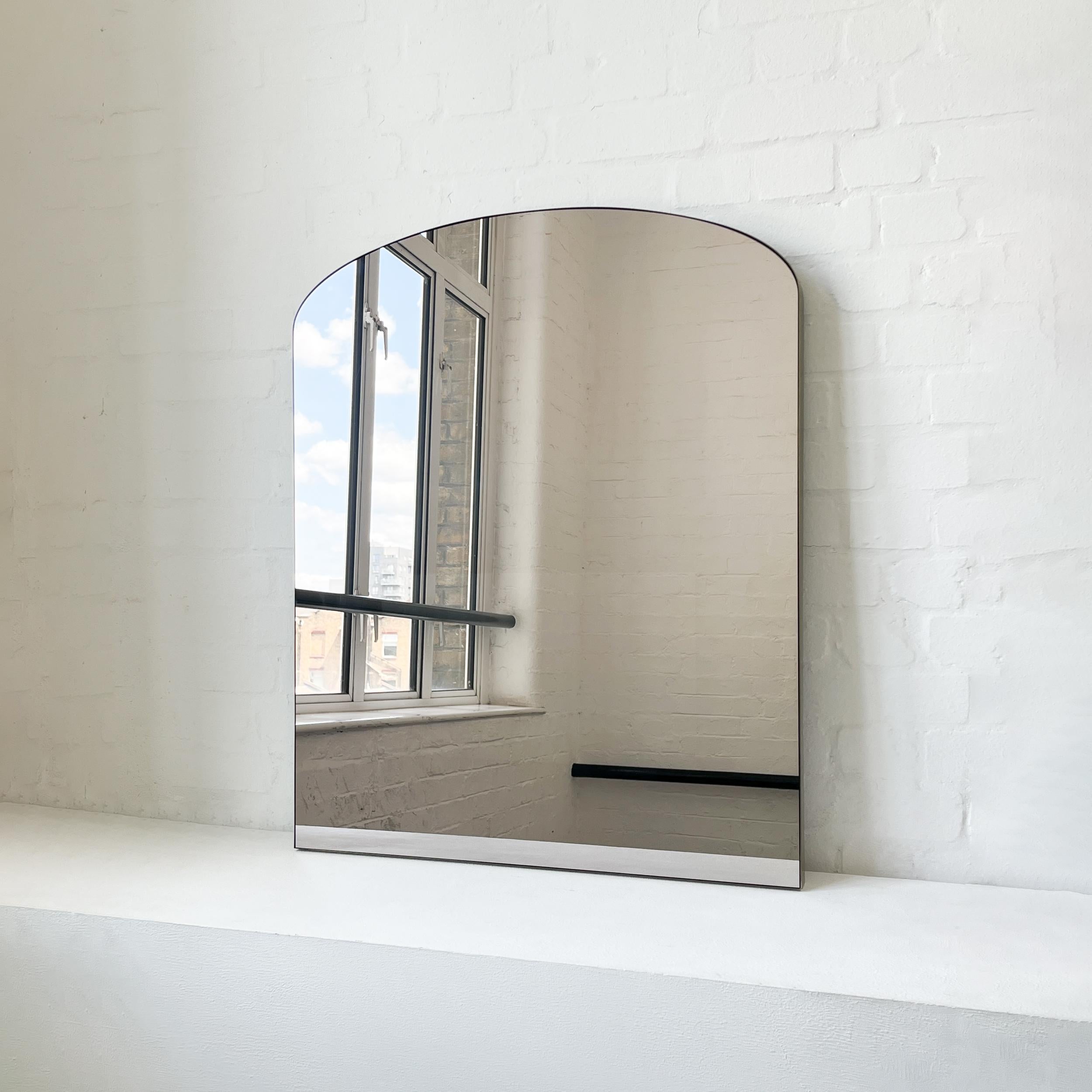 Organico moderno Specchio Arcus a forma di arco con cornice in ottone patinato e tinta in bronzo in vendita