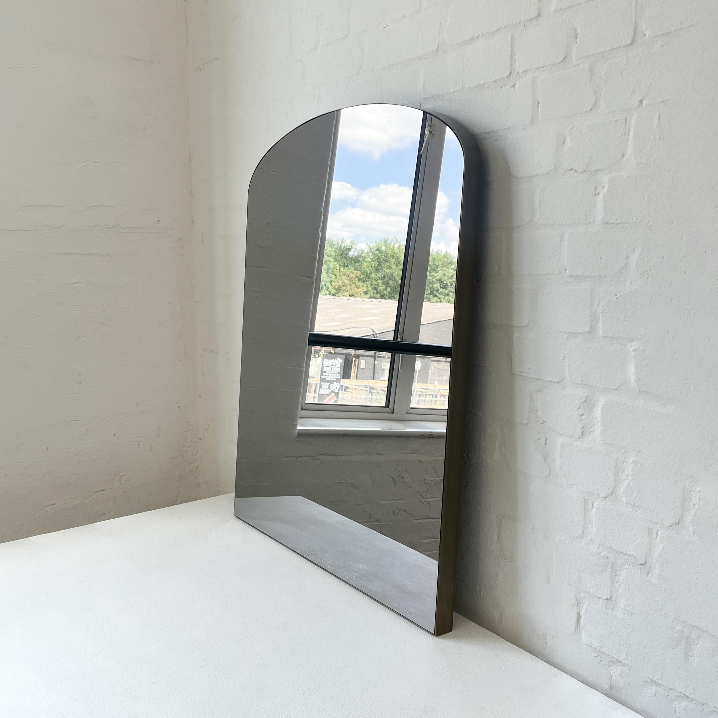 Britannico Specchio Arcus a forma di arco con cornice in ottone patinato e tinta in bronzo in vendita