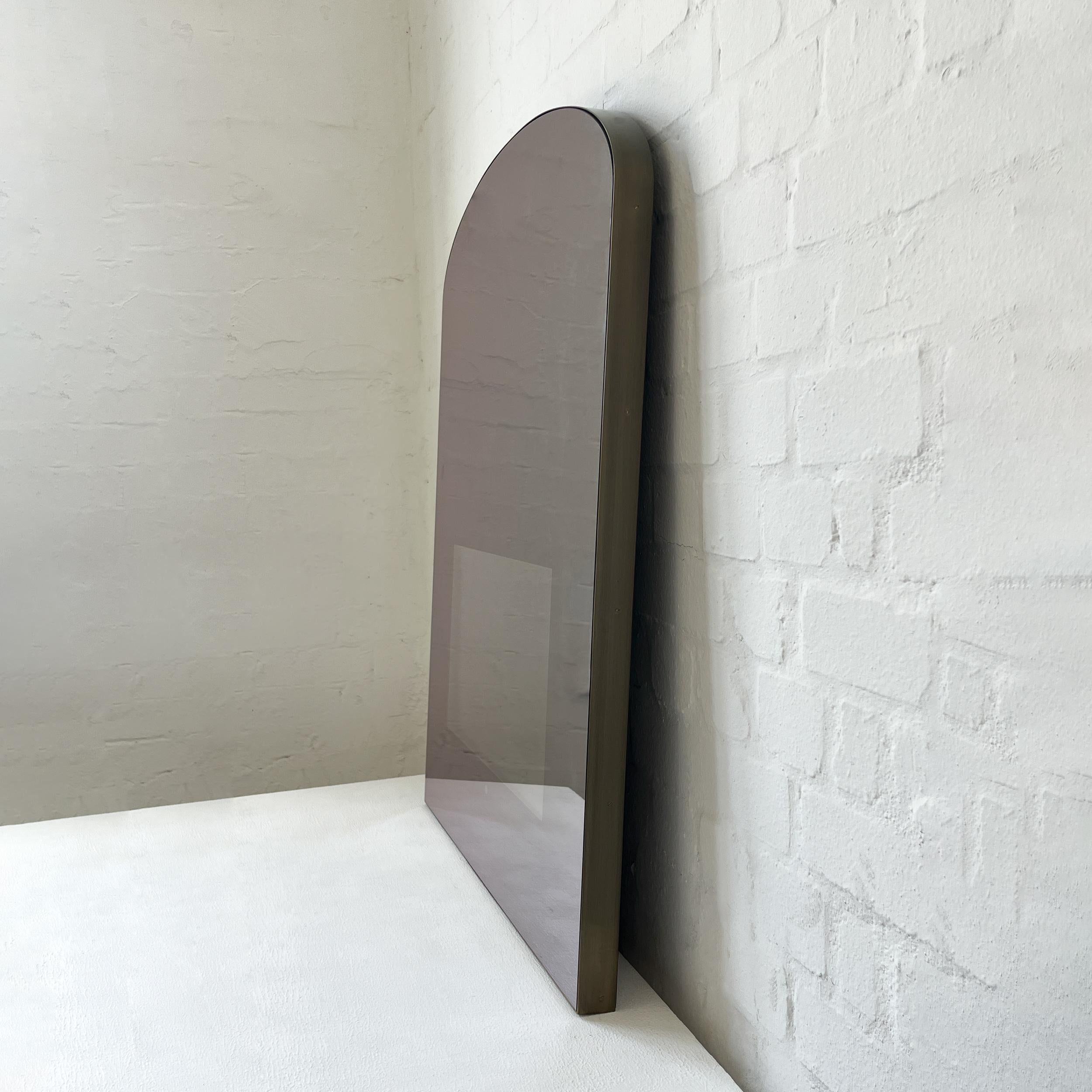 Patinato Specchio Arcus a forma di arco con cornice in ottone patinato e tinta in bronzo in vendita