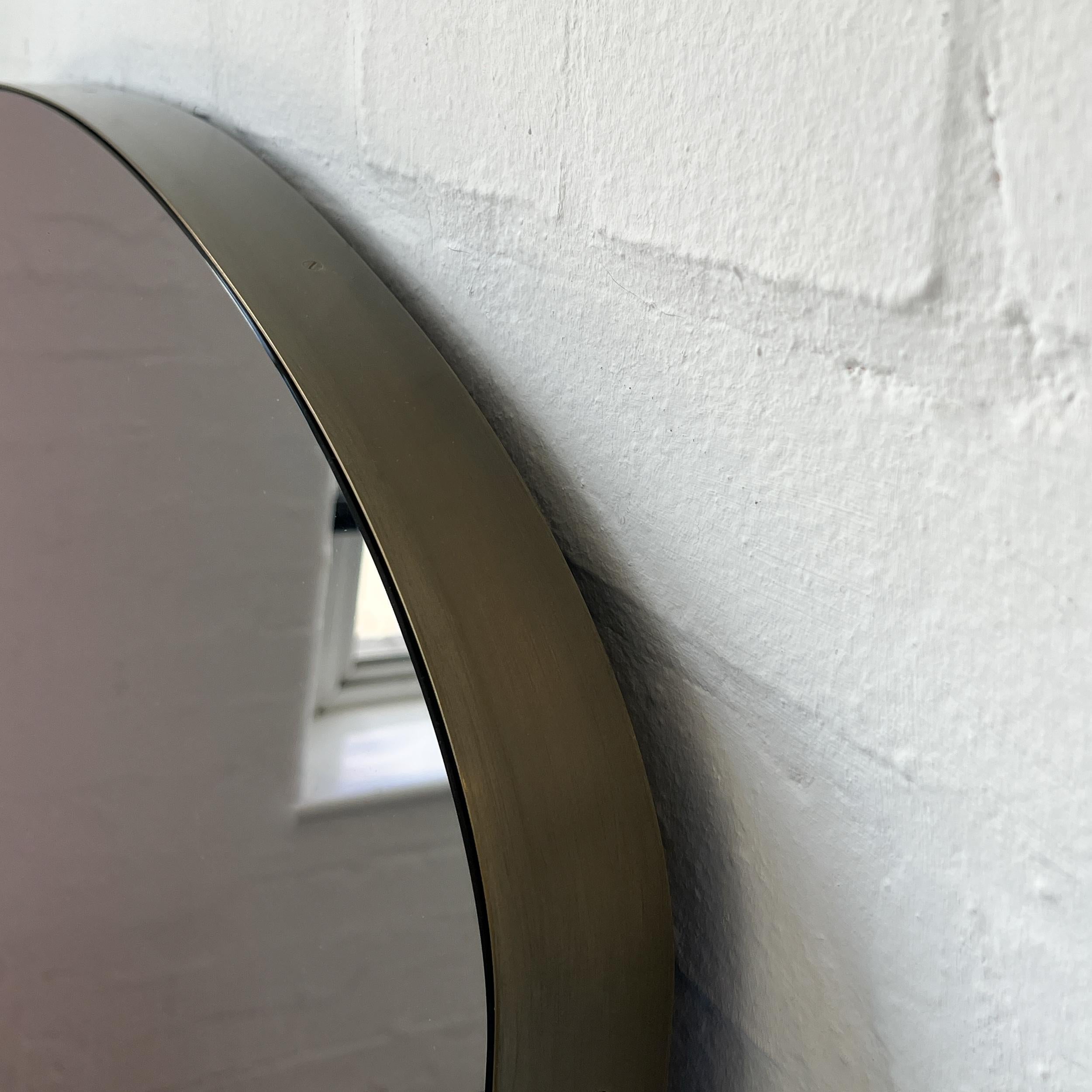 Specchio Arcus a forma di arco con cornice in ottone patinato e tinta in bronzo In condizioni Nuovo in vendita a London, GB