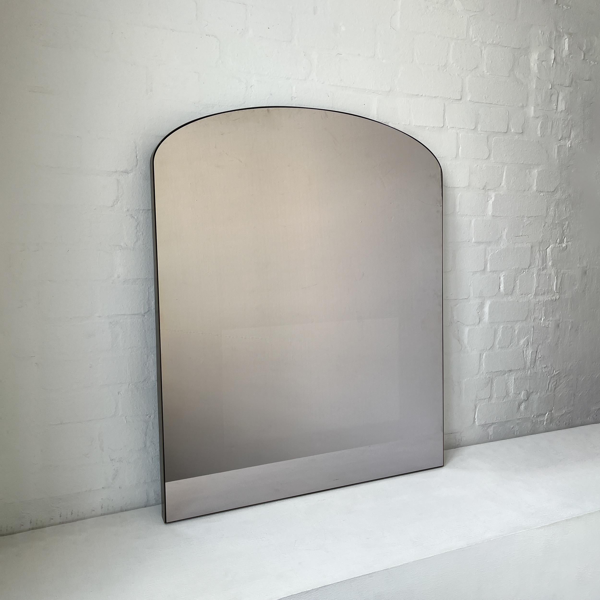 Specchio Arcus a forma di arco con cornice in ottone patinato e tinta in bronzo in vendita 1