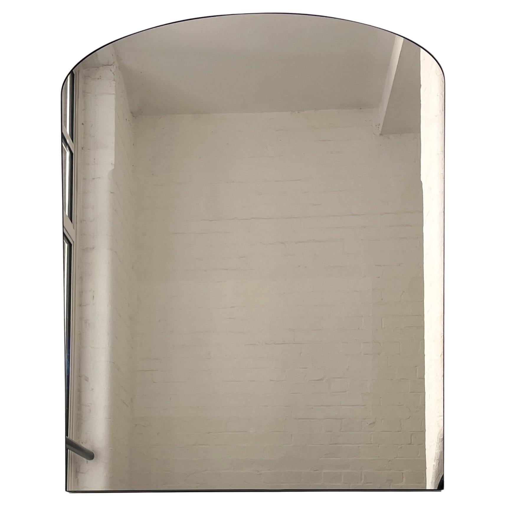 Specchio Arcus a forma di arco con cornice in ottone patinato e tinta in bronzo in vendita