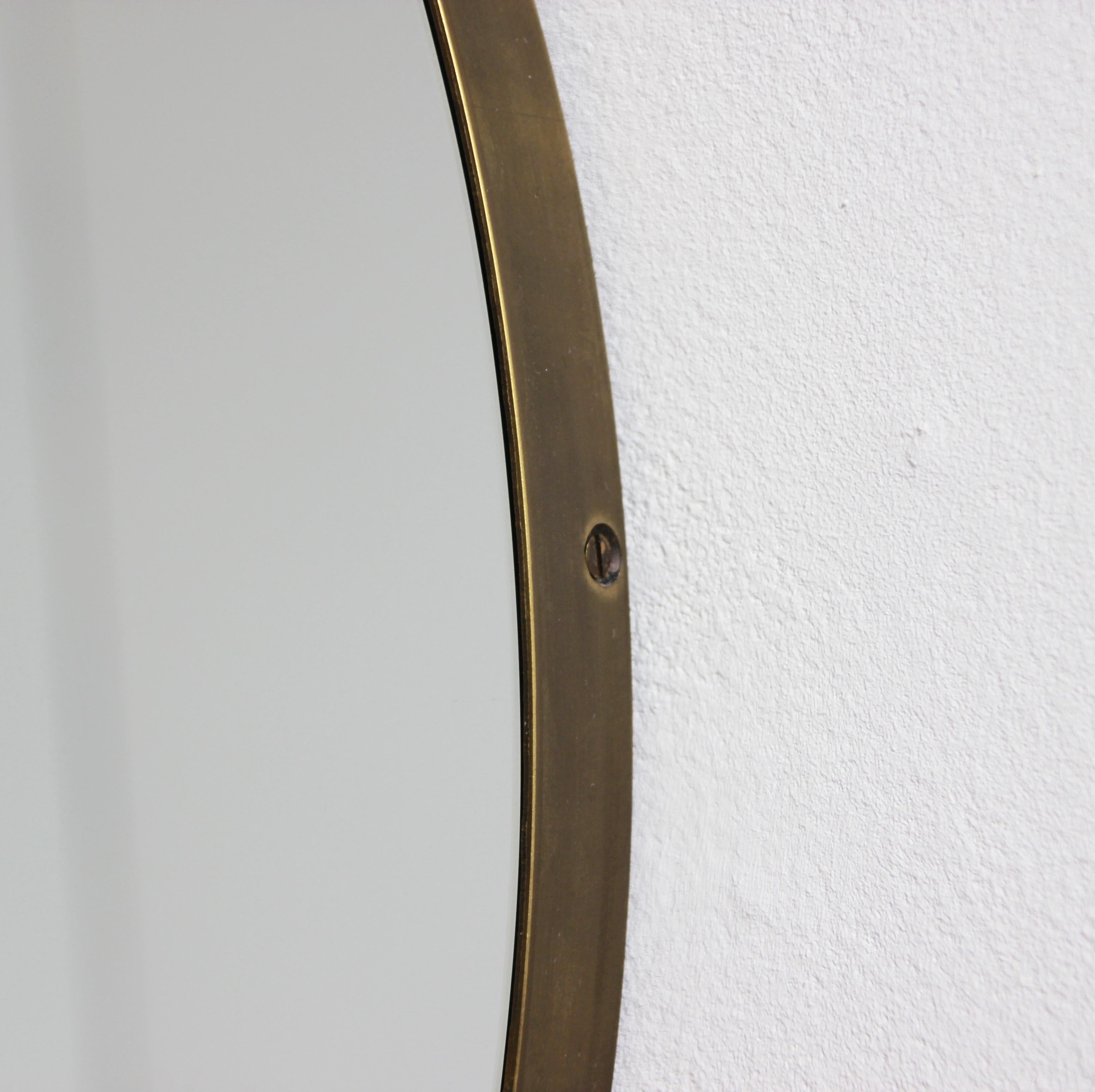 Arcus Arch Wall Leaning Modern Mirror with Bronze Patina Brass Frame, Oversized (Miroir incliné moderne avec cadre en laiton patiné) en vente 1