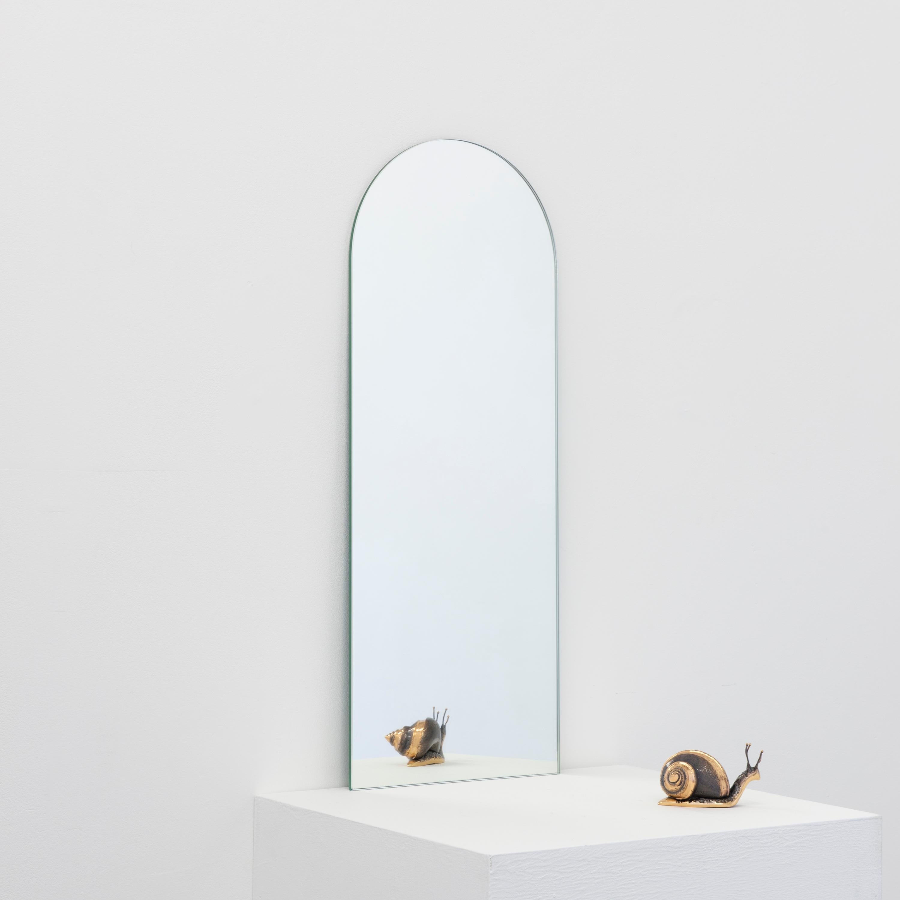 Arcus Gewölbter Minimalistischer Rahmenloser Spiegel mit Schwebeeffekt, XL im Zustand „Neu“ im Angebot in London, GB