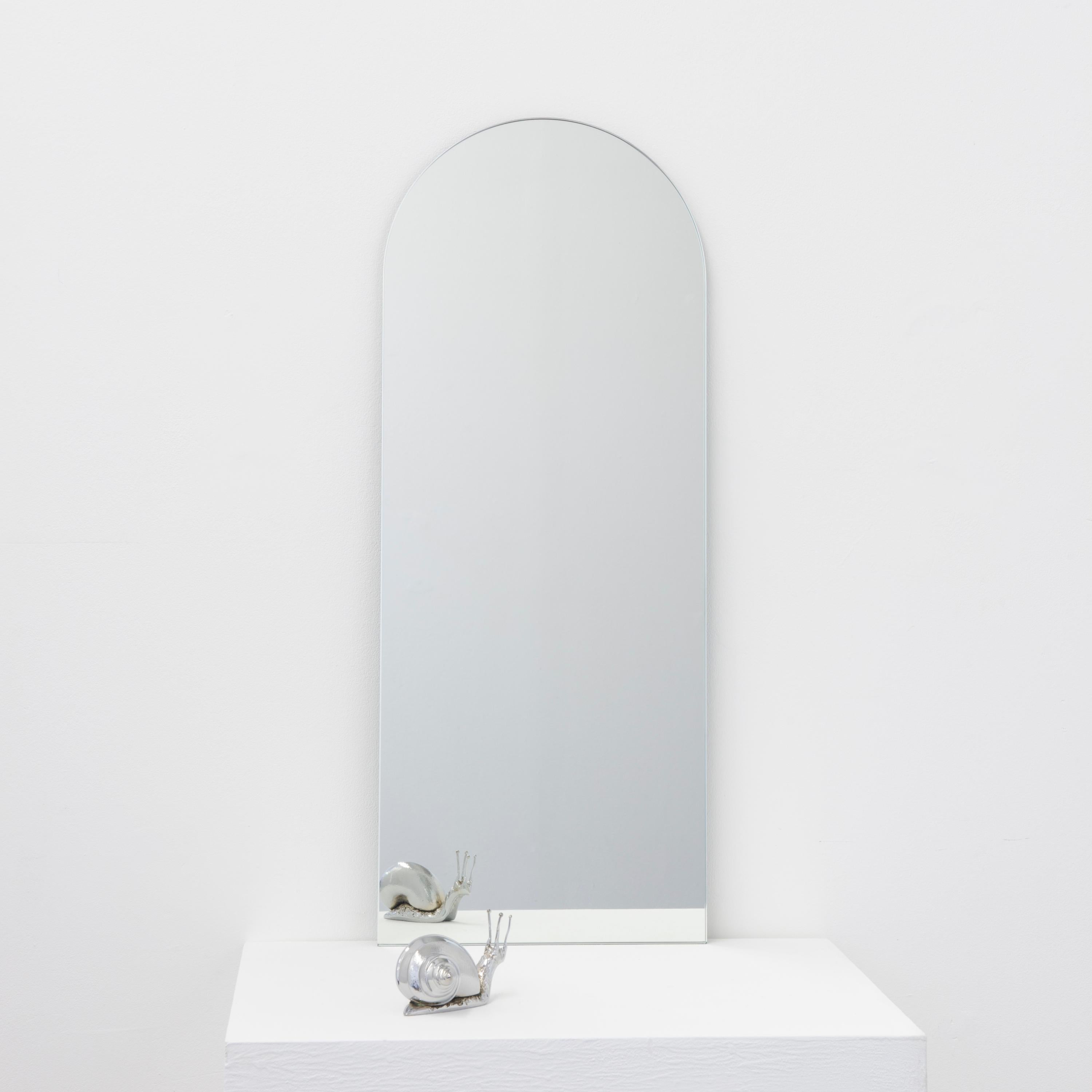 Arcus Gewölbter Minimalistischer rahmenloser Spiegel mit Schwebeeffekt, klein im Zustand „Neu“ im Angebot in London, GB