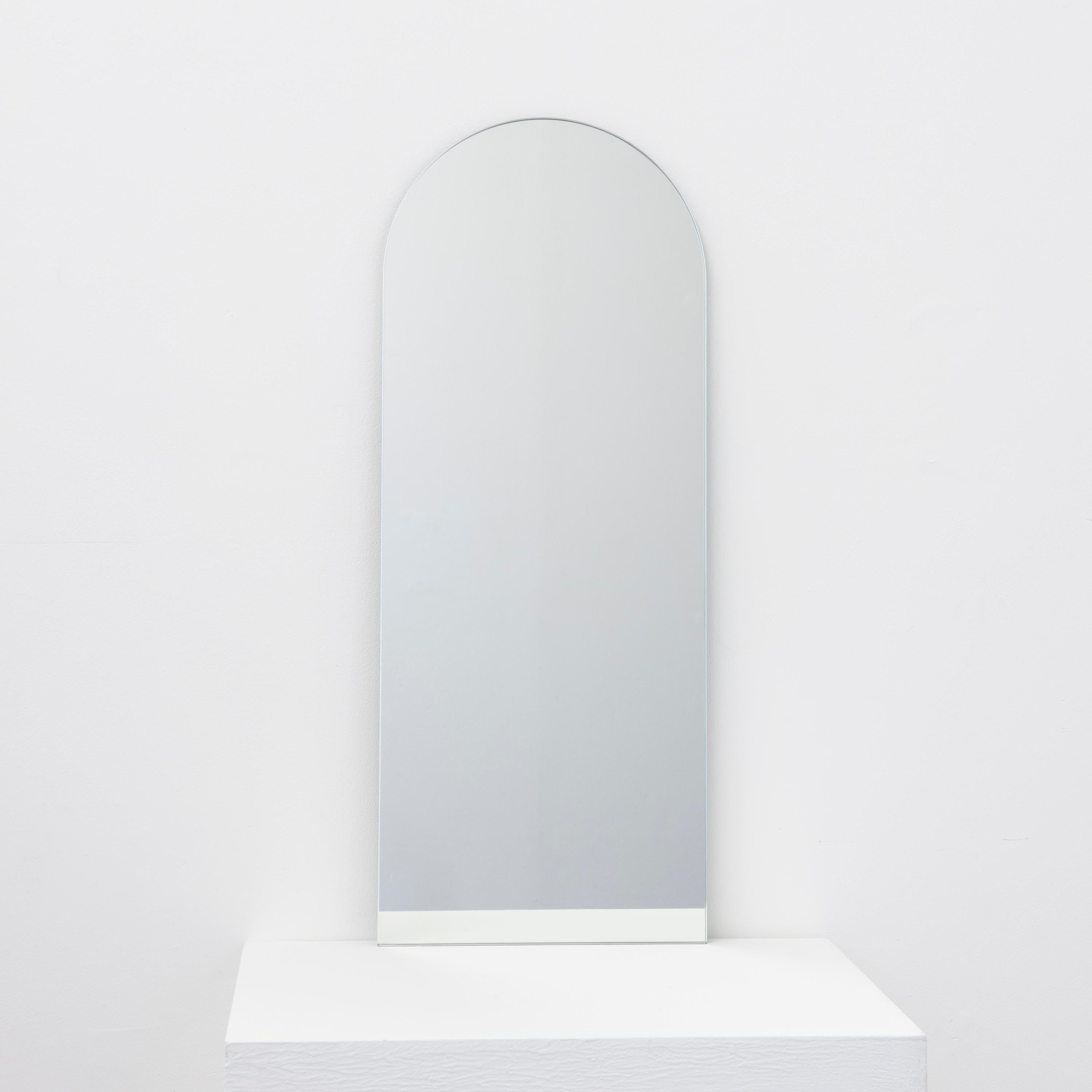 Arcus Gewölbter Minimalistischer rahmenloser Spiegel mit Schwebeeffekt, klein im Angebot 1