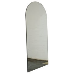 Arcus Arched, gewölbter, moderner Wandspiegel mit Bronze-Patina-Rahmen, übergroß