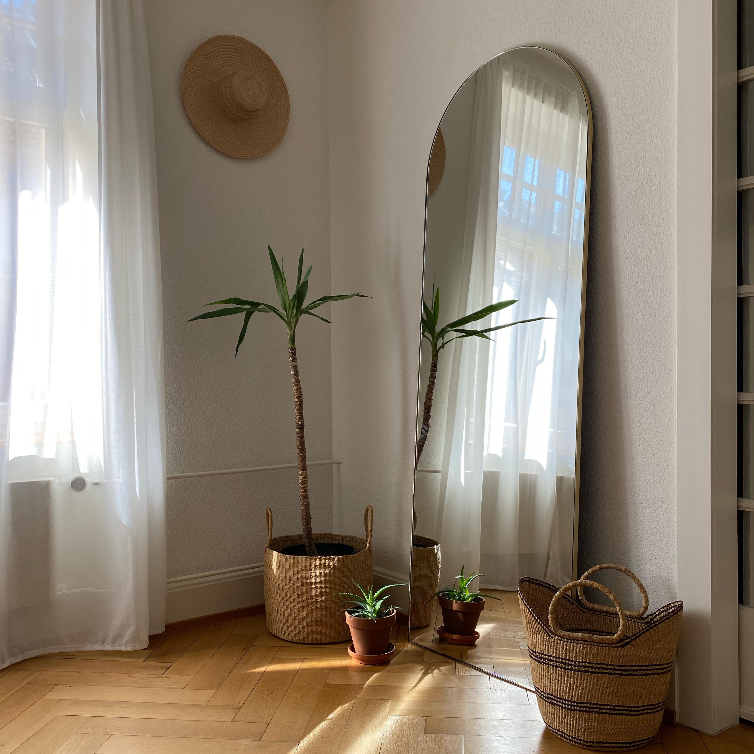 Arcus Wall Leaning Modern Mirror with Bronze Patina Frame, Oversized (Miroir incliné moderne avec cadre en patine de bronze) Neuf - En vente à London, GB