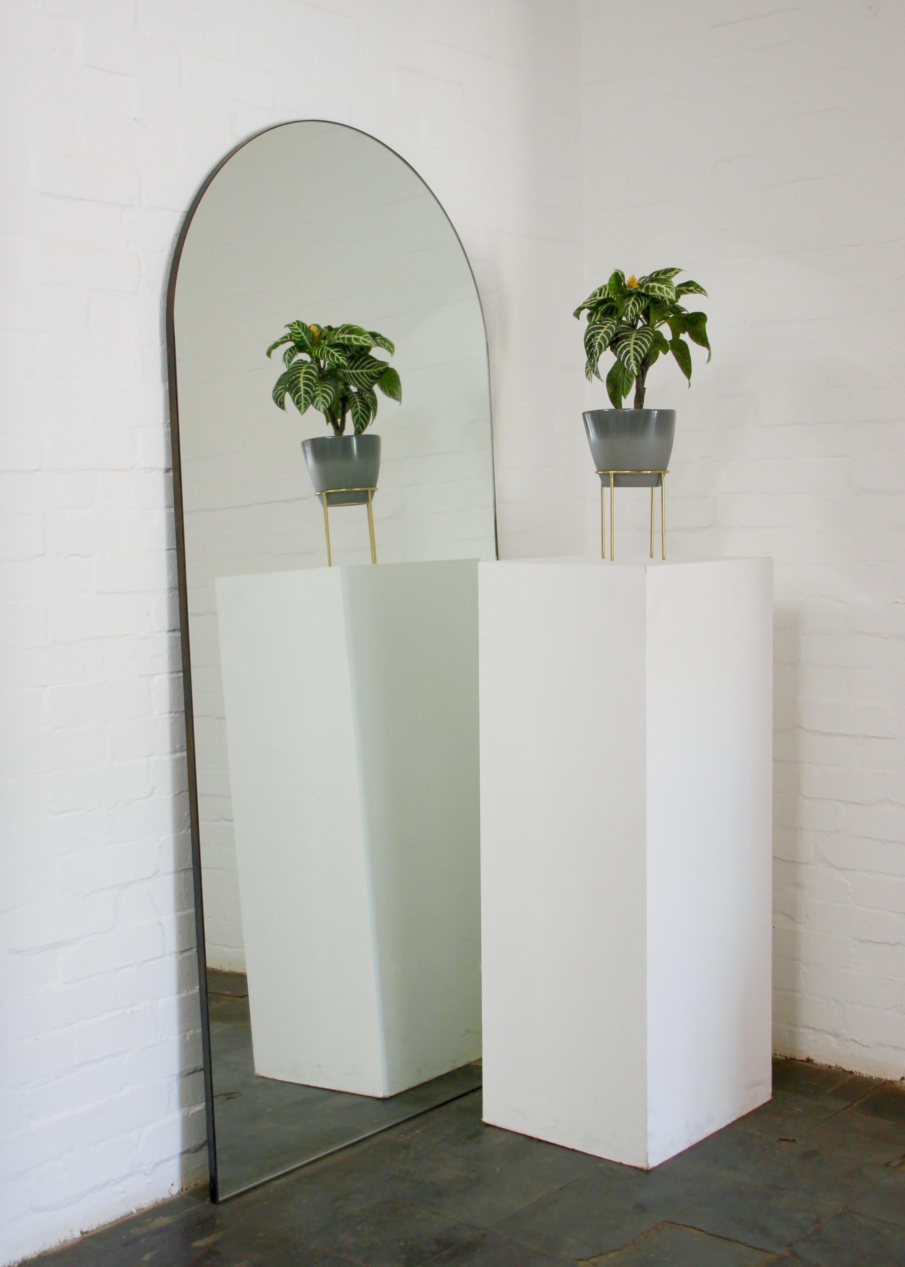 Arcus Arch Wall Leaning Modern Mirror with Bronze Patina Brass Frame, Oversized (Miroir incliné moderne avec cadre en laiton patiné) Neuf - En vente à London, GB