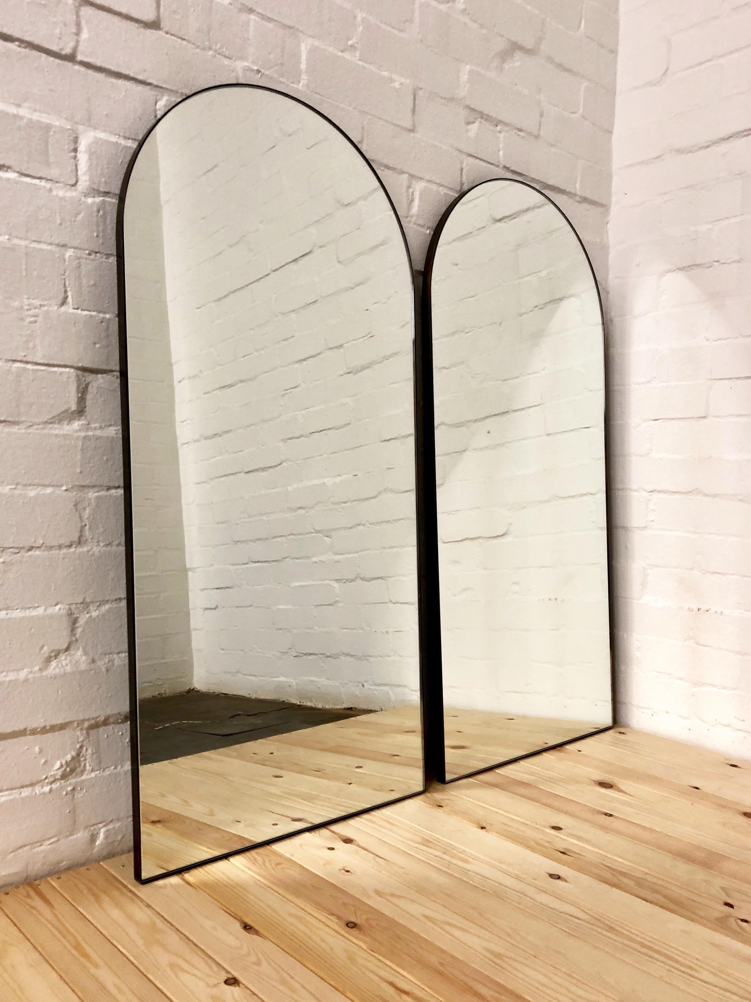 Britannique Arcus Wall Leaning Modern Mirror with Bronze Patina Frame, Oversized (Miroir incliné moderne avec cadre en patine de bronze) en vente