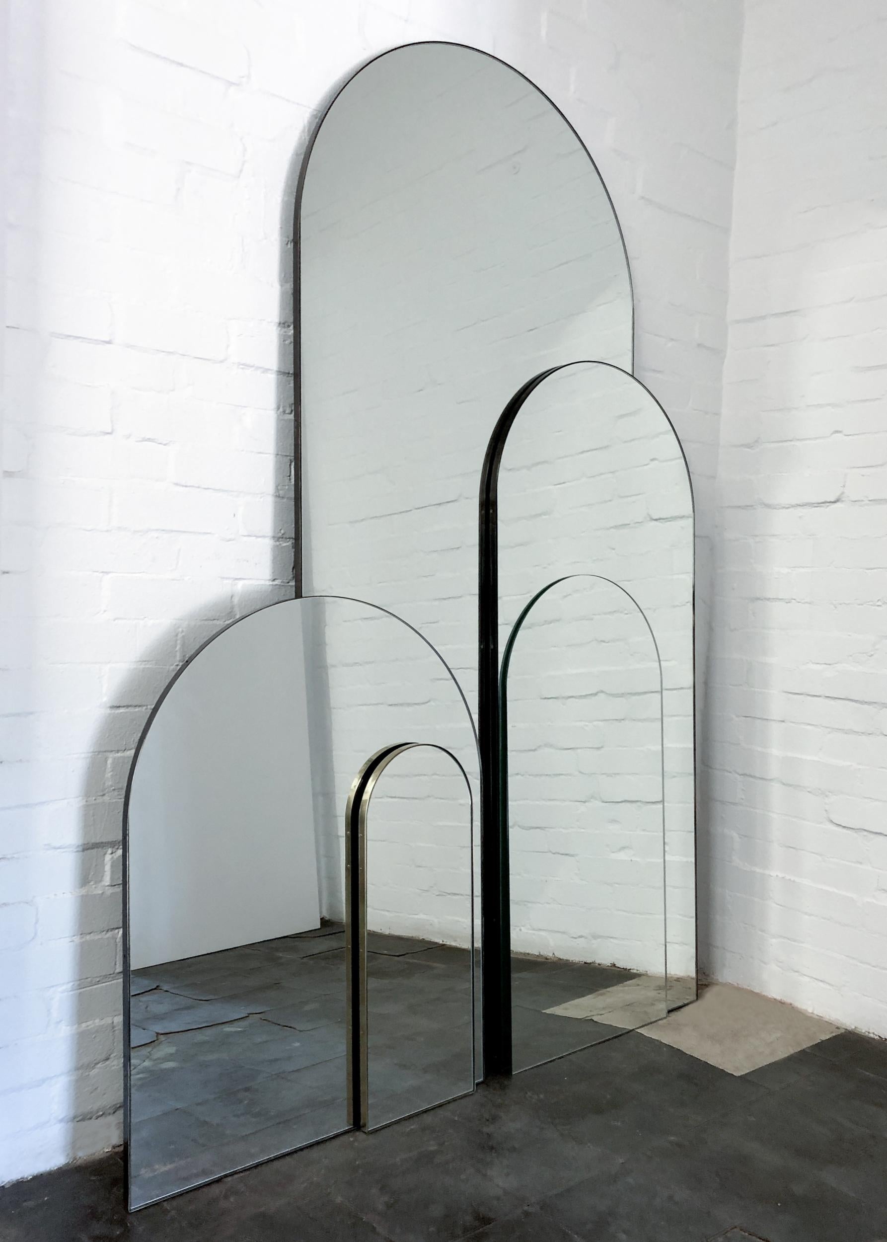 XXIe siècle et contemporain Arcus Arch Wall Leaning Modern Mirror with Bronze Patina Brass Frame, Oversized (Miroir incliné moderne avec cadre en laiton patiné) en vente