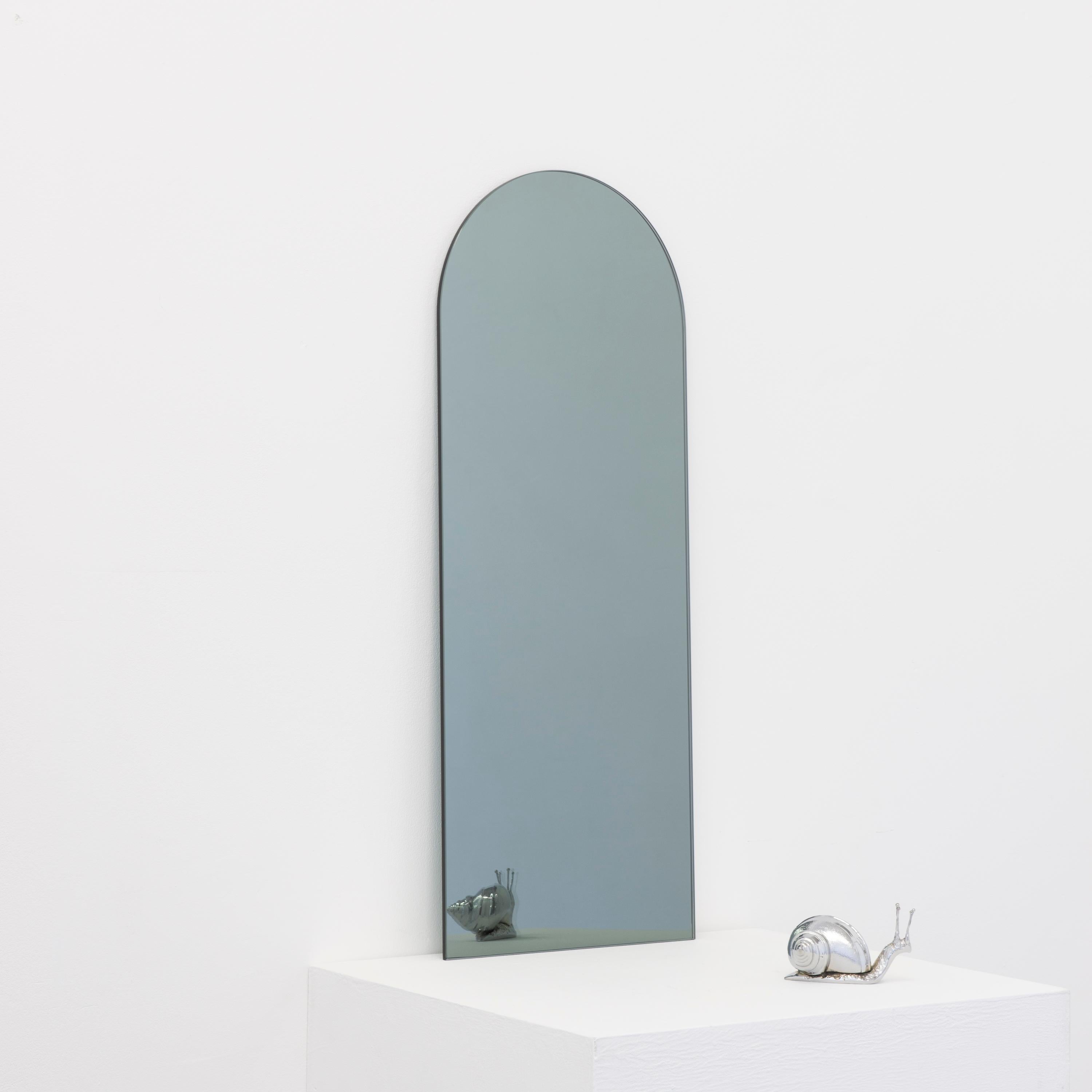 Arcus Black Tinted Arched Minimalist Frameless Mirror Floating Effect, Medium Neuf - En vente à London, GB