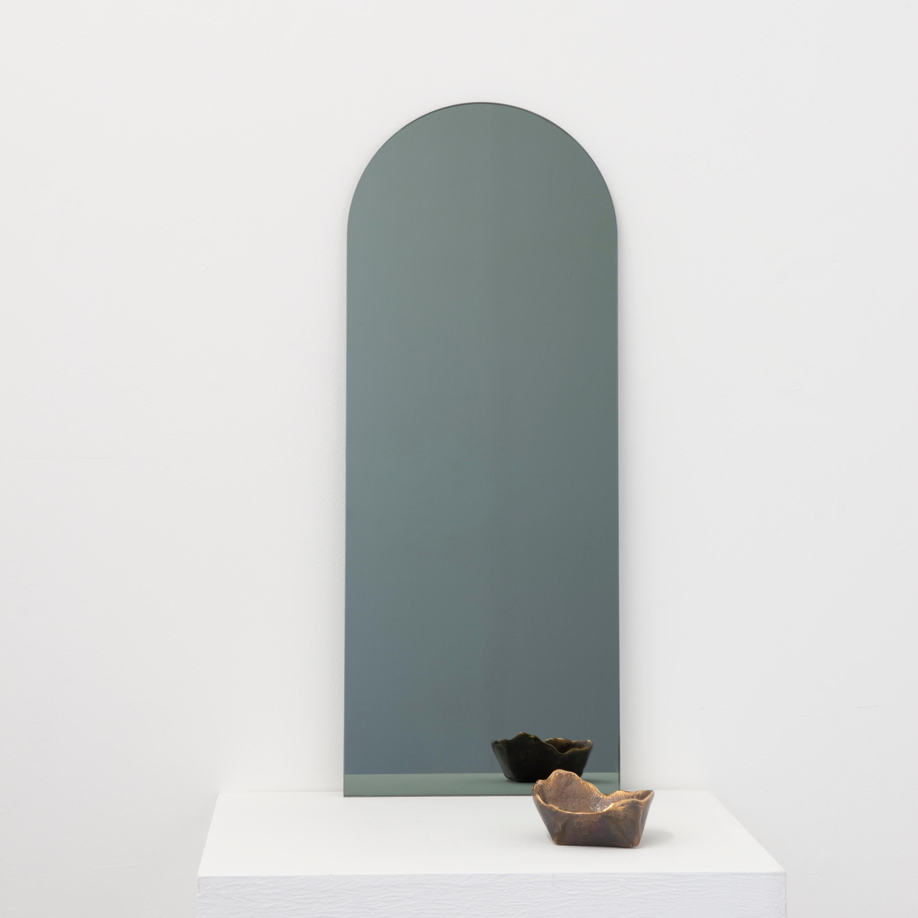 XXIe siècle et contemporain Arcus Black Tinted Arched Minimalist Frameless Mirror Floating Effect, Medium en vente