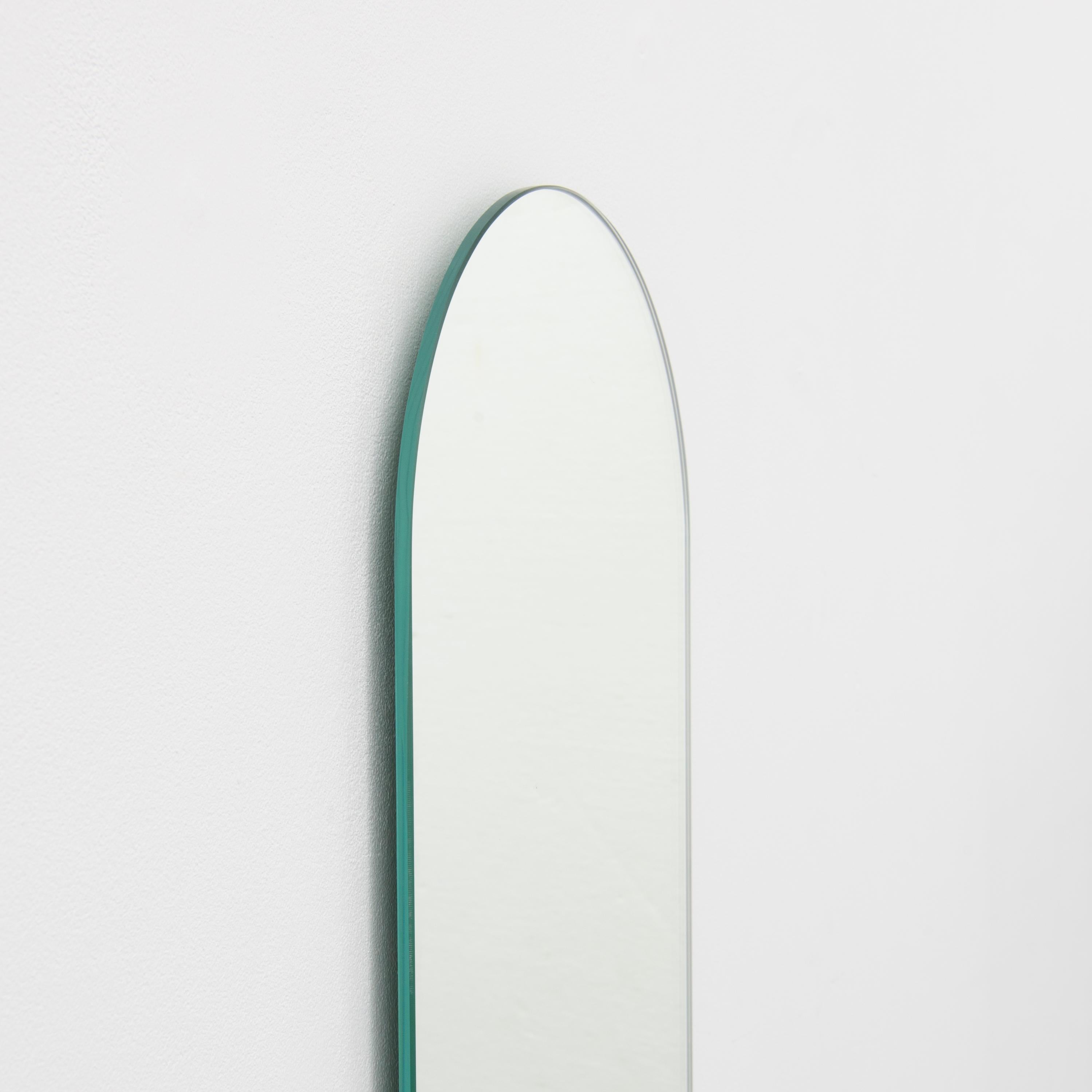 XXIe siècle et contemporain Arcus Black Tinted Arched Modern Frameless Mirror, Large (miroir sans cadre) en vente