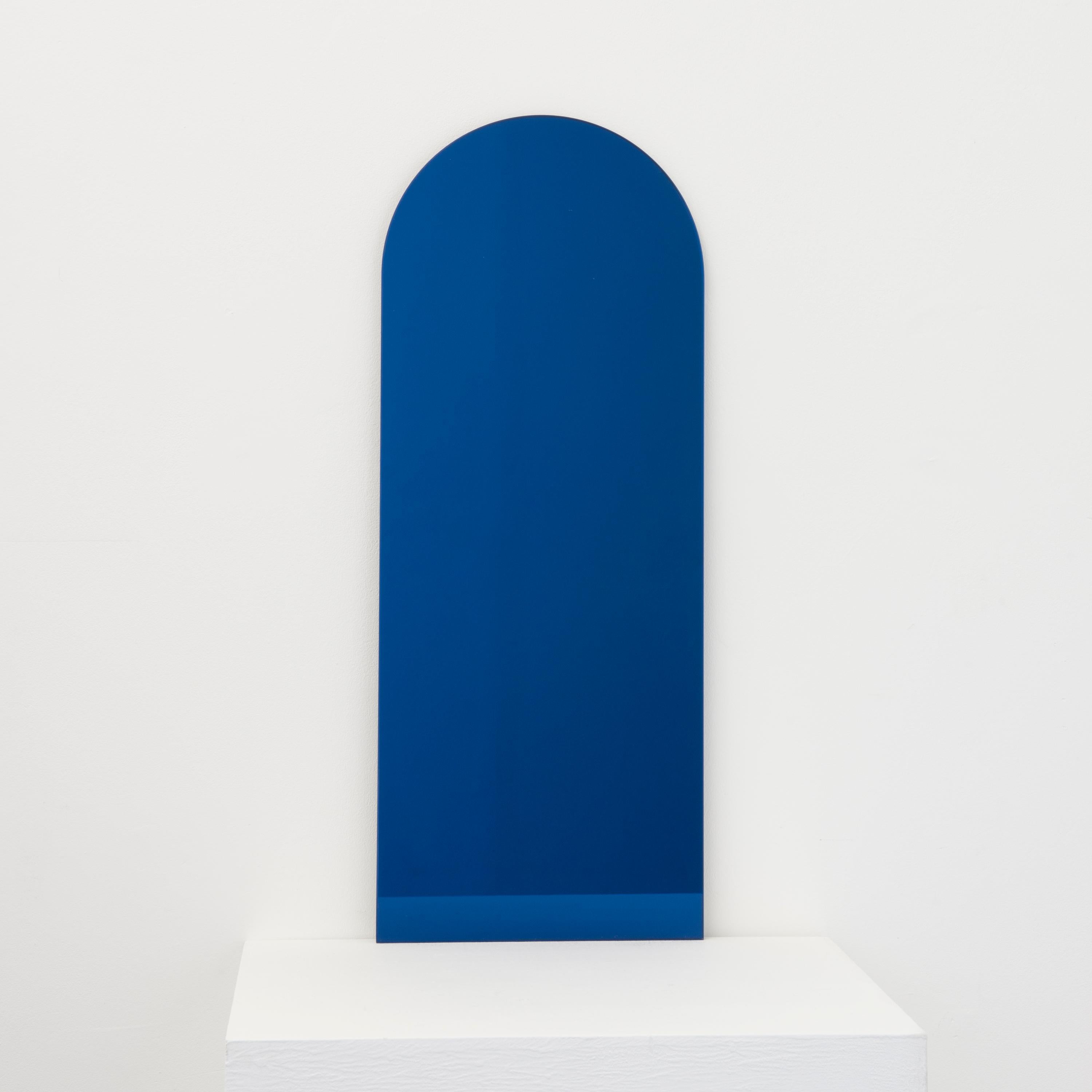 Minimaliste Arcus Blue Tinted Arched Frameless Contemporary Wall Mirror, Small (miroir mural contemporain teinté, sans cadre) en vente