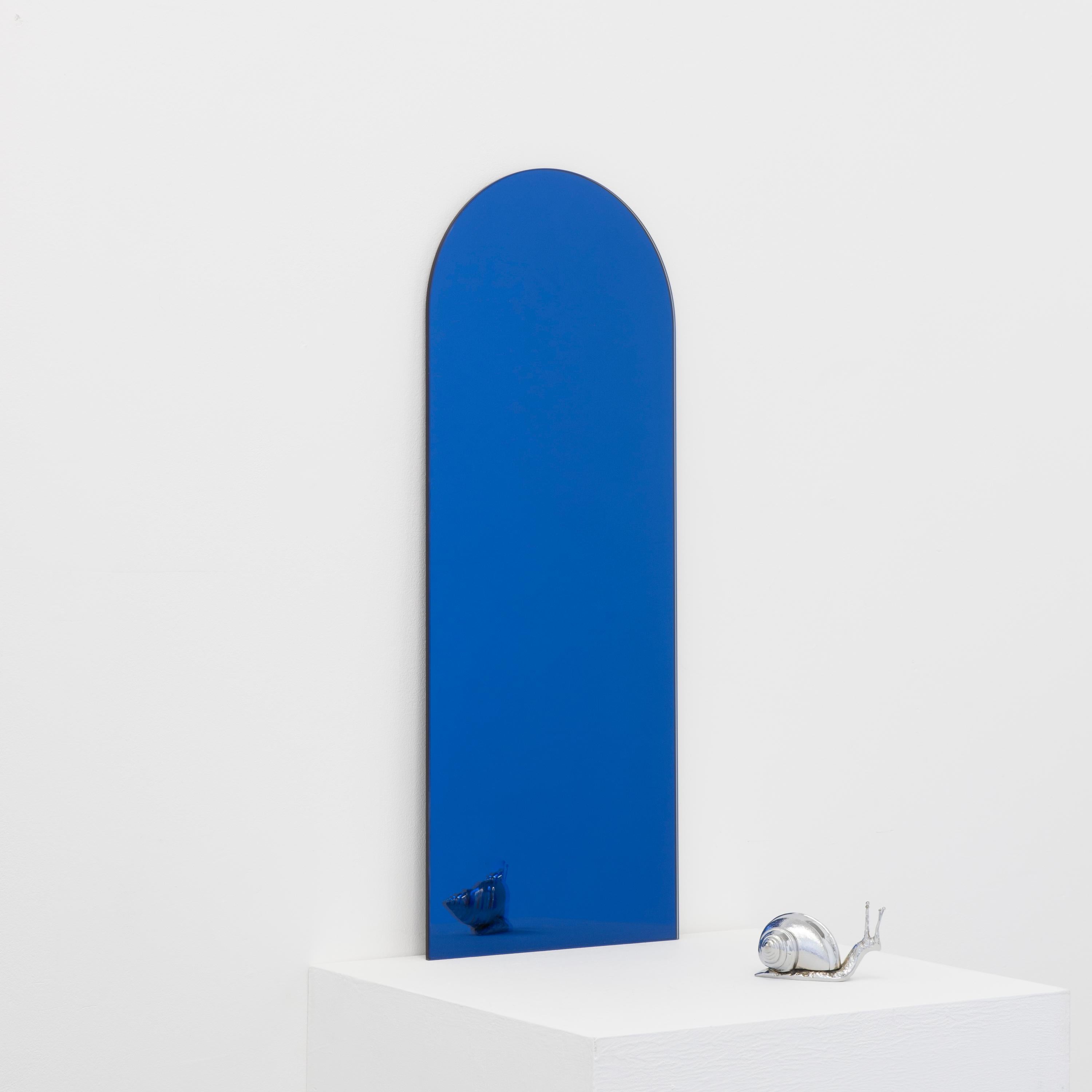 Arcus Blue Tinted Arched Frameless Contemporary Wall Mirror, Small (miroir mural contemporain teinté, sans cadre) Neuf - En vente à London, GB