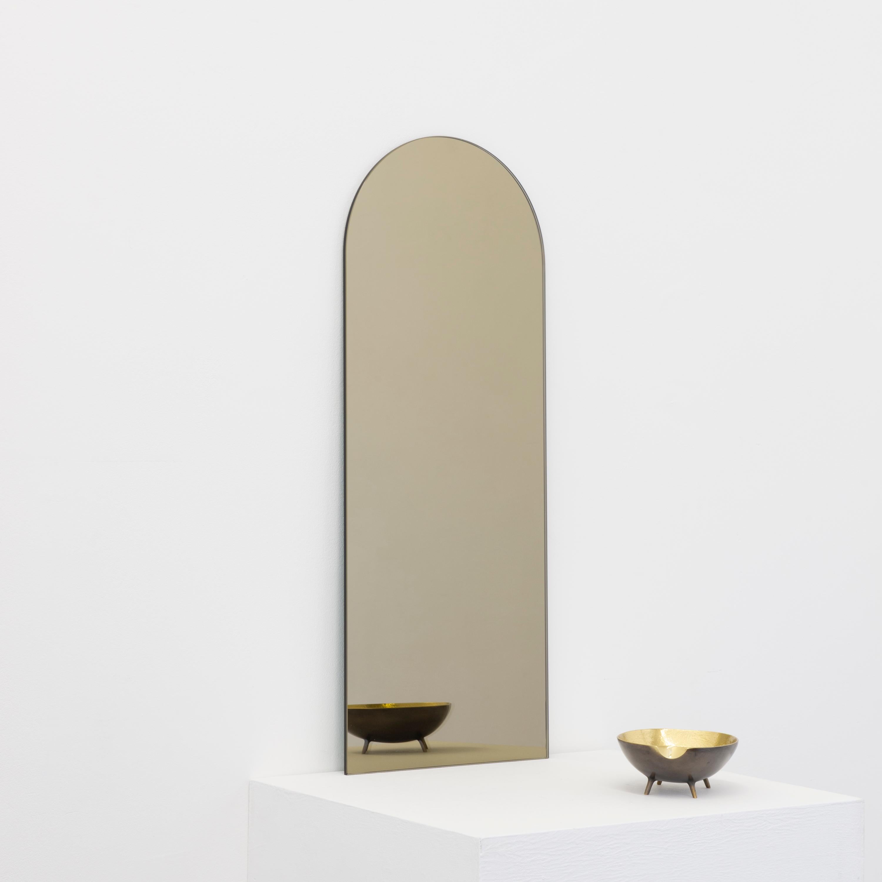 Minimaliste Petit miroir minimaliste arqué teinté bronze Arcus, sans cadre en vente