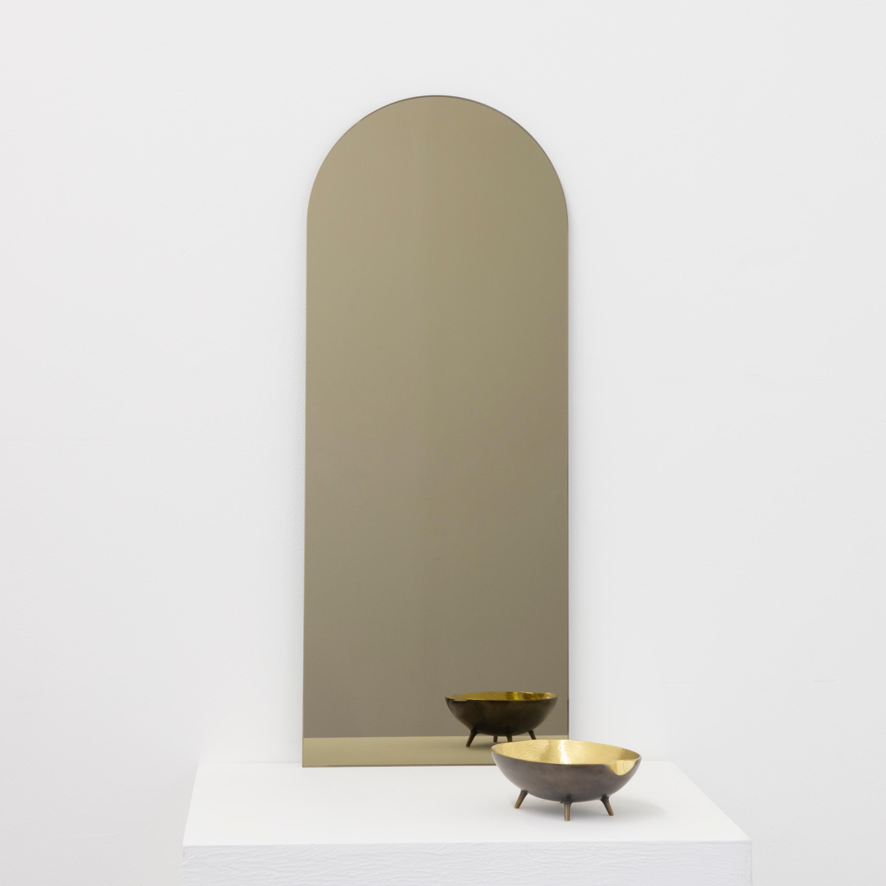 Miroir mural minimaliste arqué teinté bronze Arcus avec effet flottant, XL en vente 1