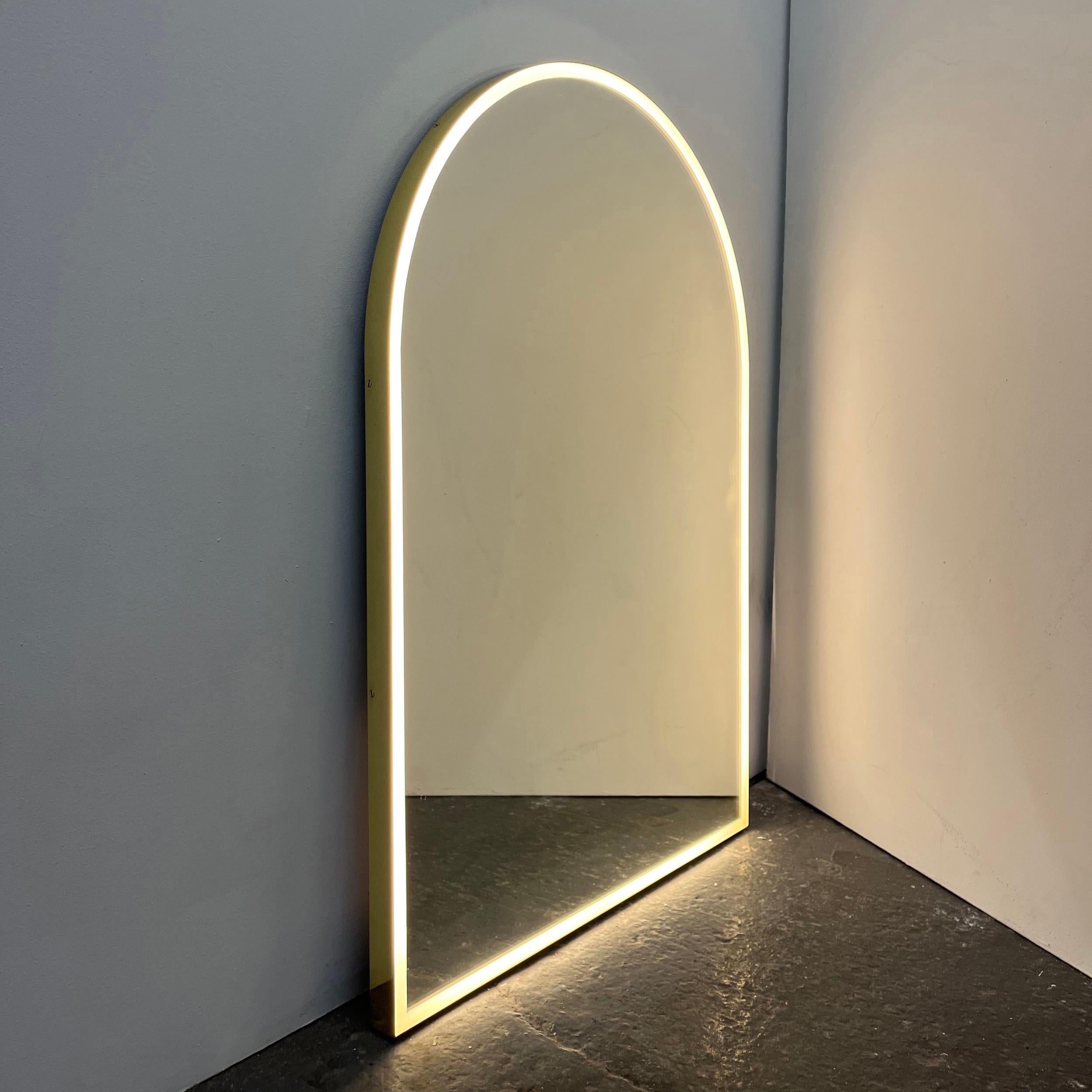 Arcus Front Illuminated Arched Modern Mirror mit Messingrahmen, groß (Britisch) im Angebot