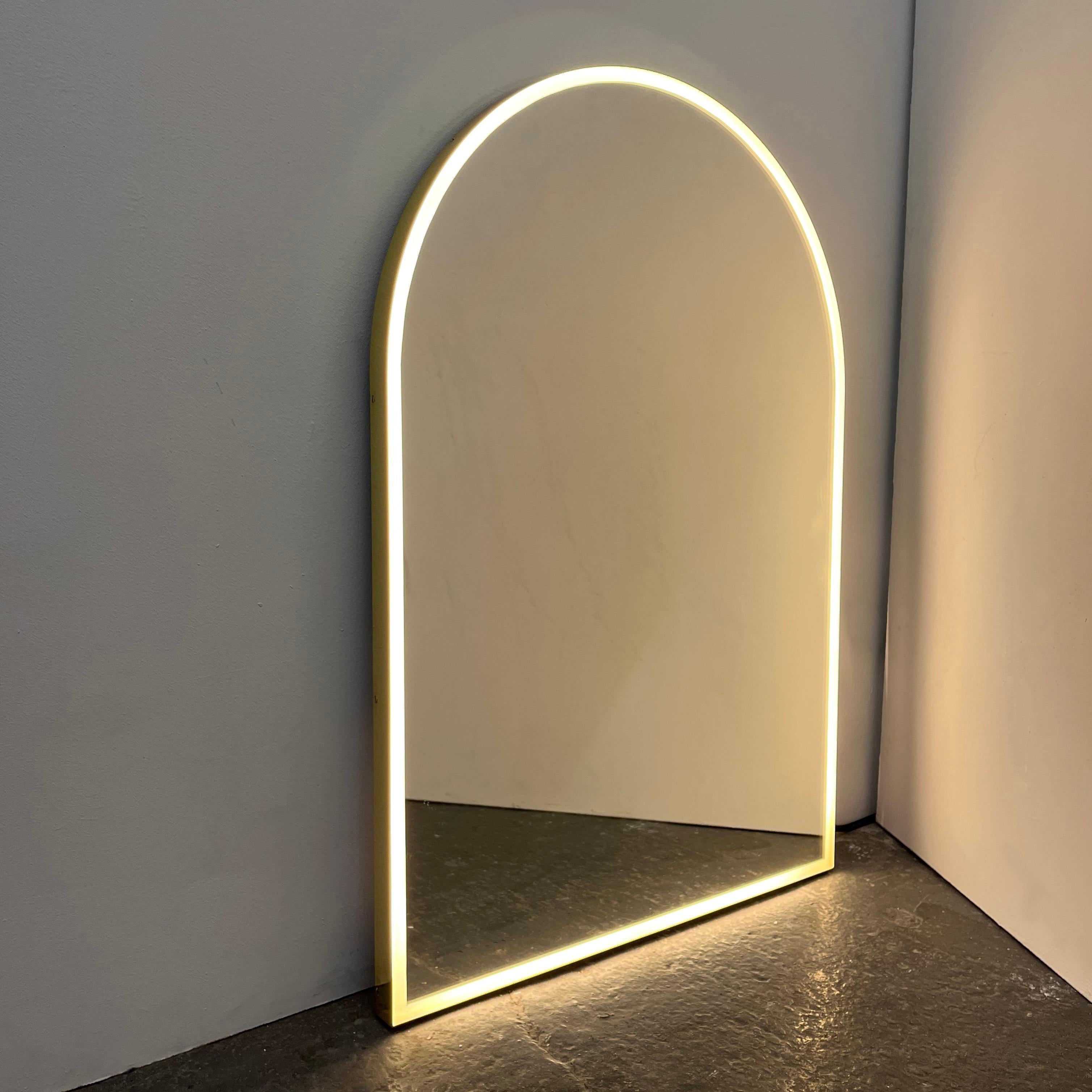 Arcus Front Illuminated Arched Modern Mirror mit Messingrahmen, groß im Zustand „Neu“ im Angebot in London, GB