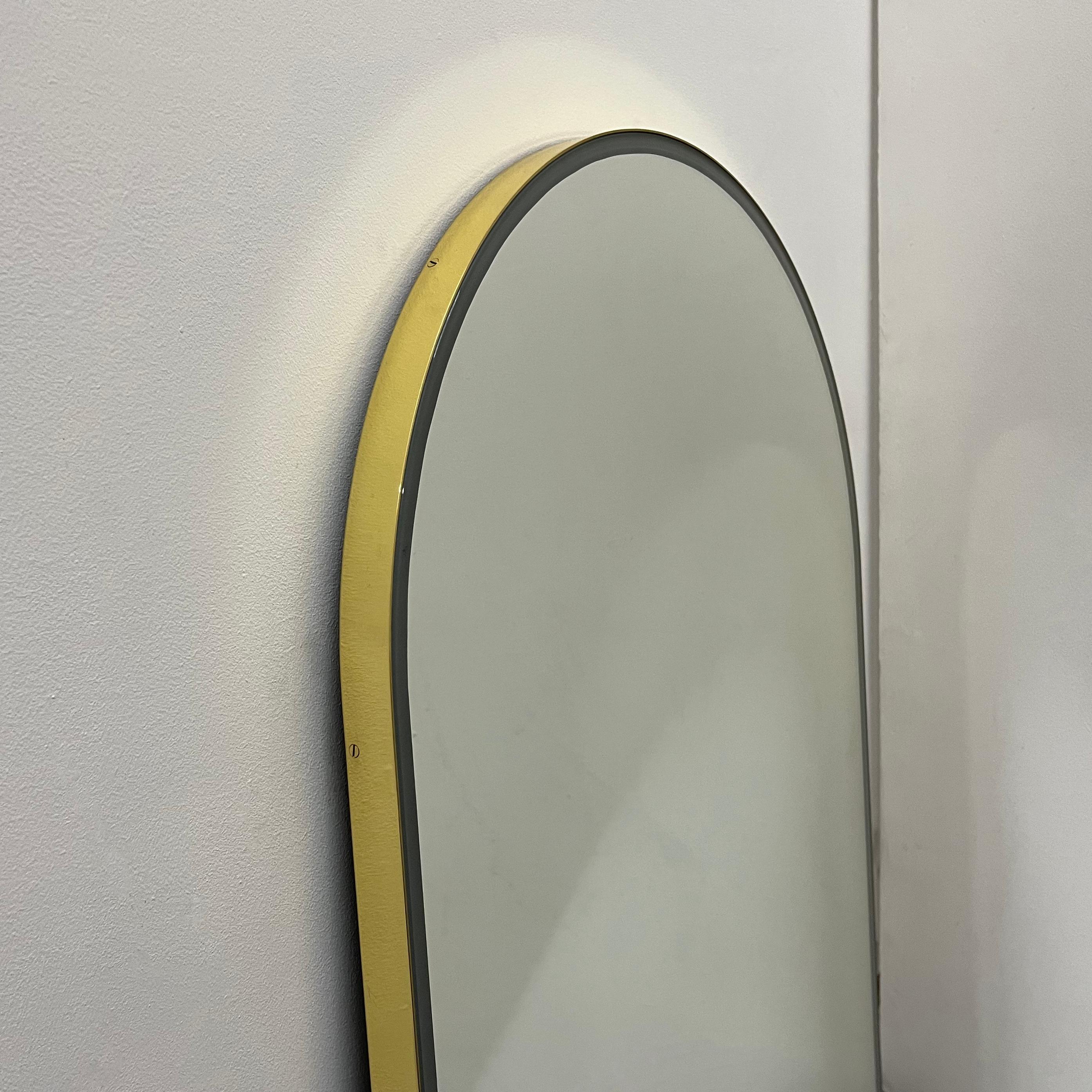 Poli Grand miroir moderne arqué éclairé à l'avant Arcus avec cadre en laiton en vente